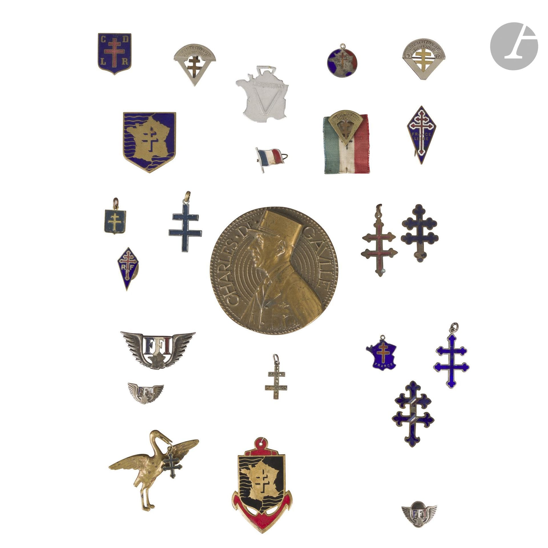 FREE FRANCE - GAULLISM
Set of twenty insignia and a medal:
Bronze medal featuring a profile of General de Gaulle, designed by de Jaeger.
Free France “perchoir” badge, enameled CDLR badge, badges featuring the Cross of Lorraine, numbered FFI badge, 2nd Armored Division badge.
On a backing marked in pencil (badges recovered by Ms. RONDEAU in Fye (72)).