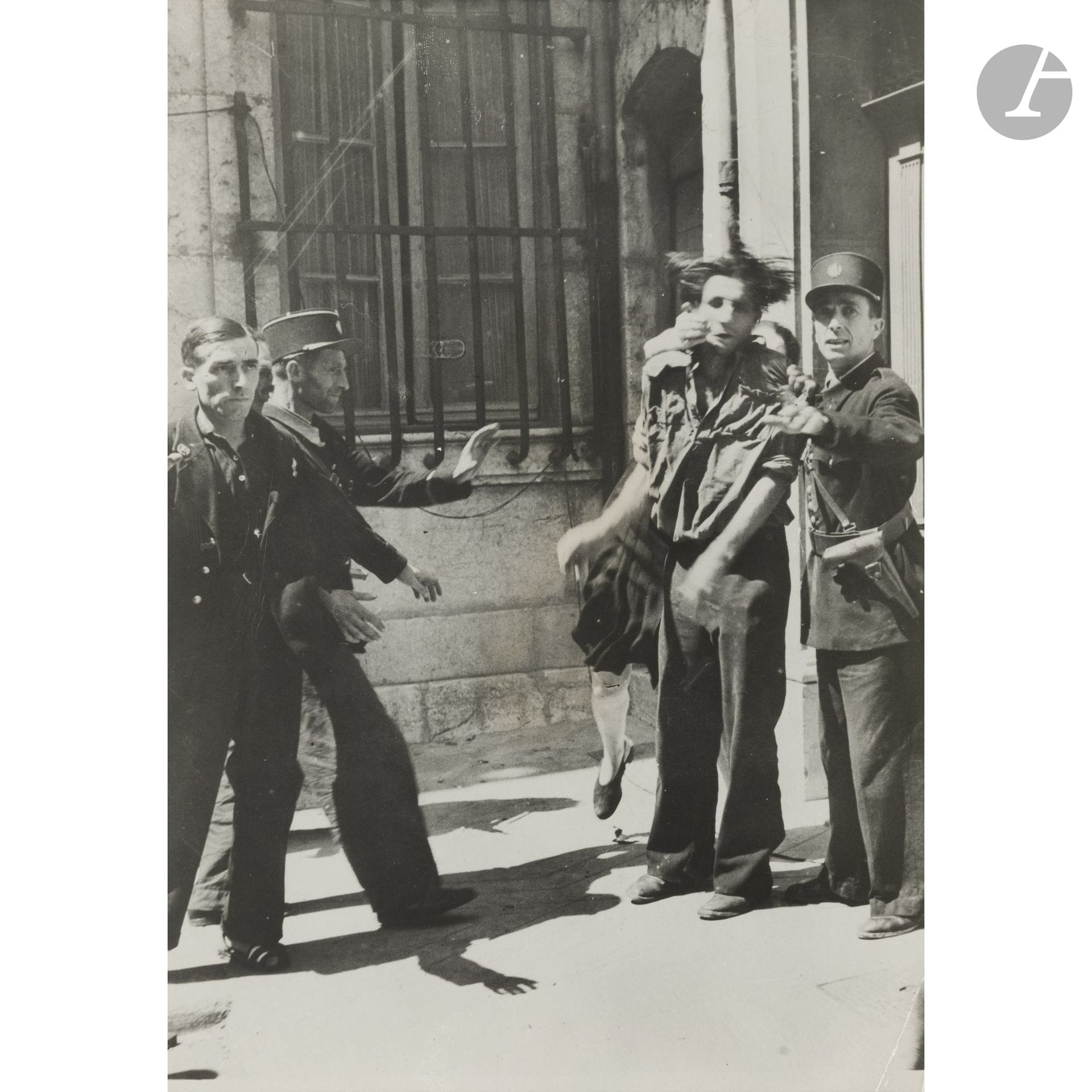 Press Photographer
World War II. Liberation, Brignoles, 1944.
A woman slapping a German prisoner, a former member of the Gestapo.
Vintage silver print. Typewritten label on the back.
15.5 x 20.5 cm