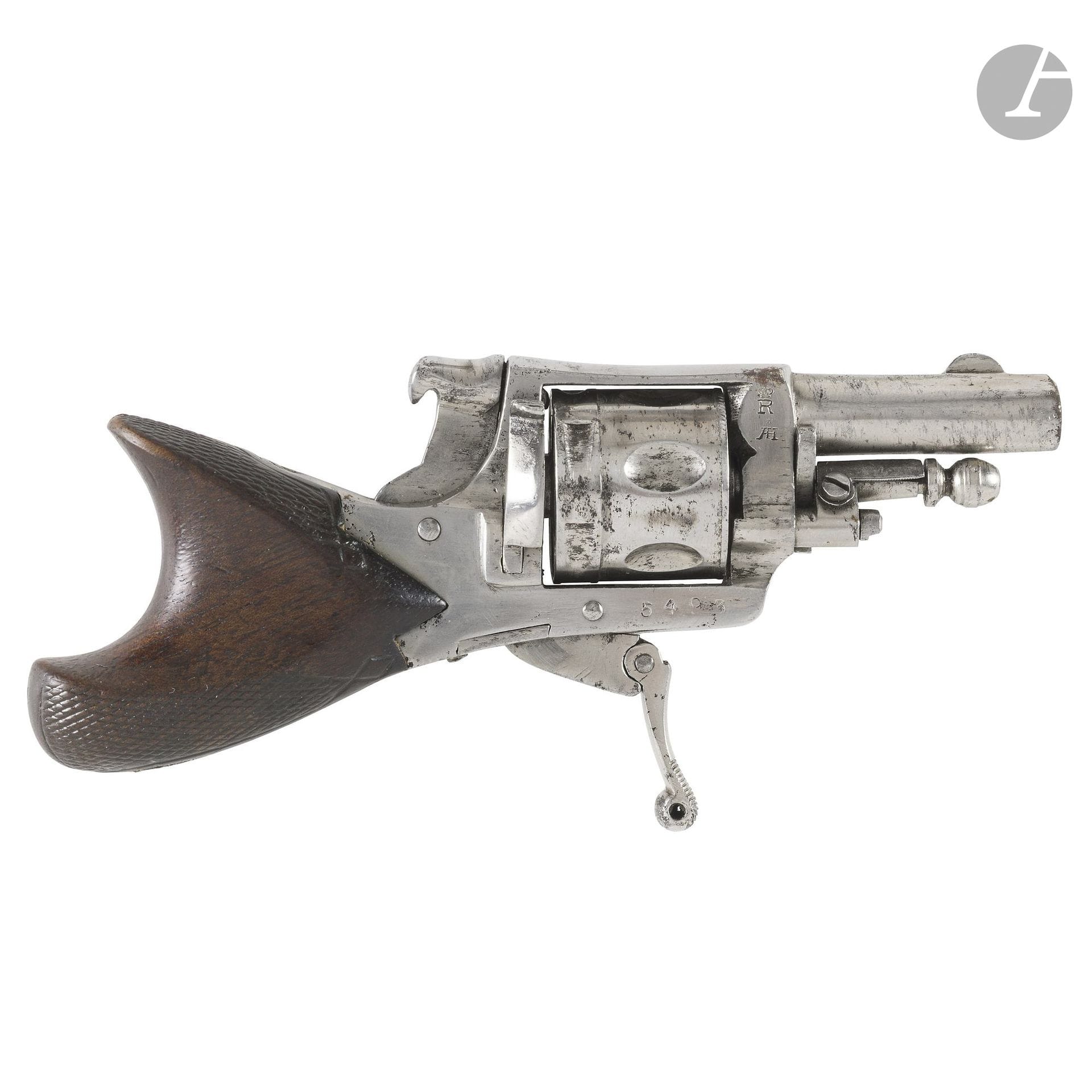 Petit revolver, six coups, calibre 22 annulaire.
Canon rond à méplat sur le dessus. Carcasse fermée. Barillet évidé. Chien sans crête. Queue de détente pliante. Crosse en noyer sculpté quadrillée type clic clac.
Longueur du canon : 4 cm 
Longueur totale : 12 cm
A.B.E. (piqûres). Vers 1880.
N° 5403.