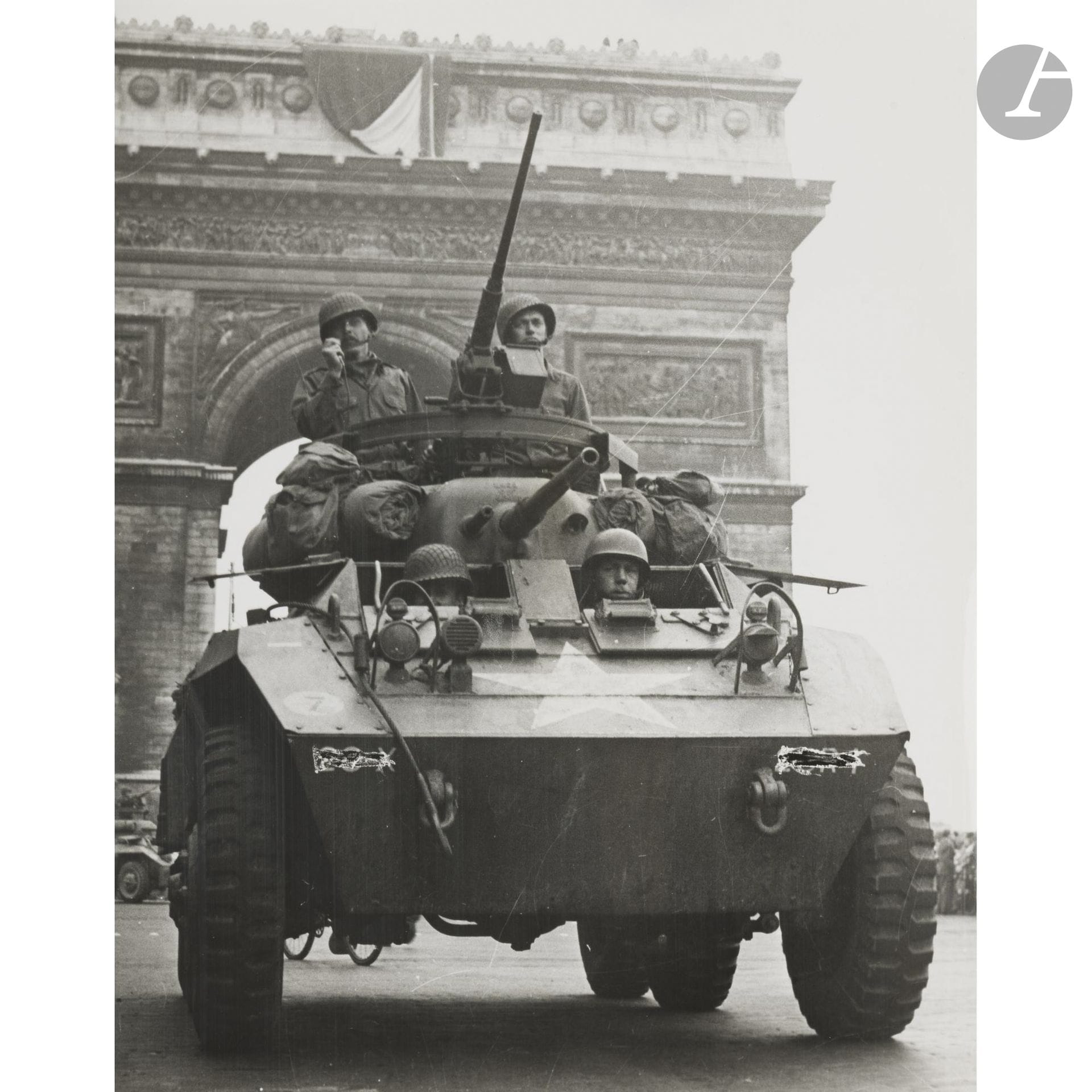Photographer for the Office of War Information (OWI)
World War II. Liberation of Paris, August 19, 1944.
Parade of American soldiers on the Champs-Élysées.
Vintage silver print. Typewritten caption on a label on the reverse.
Image: 34.3 x 27.3 cm - Sheet: 35.5 x 28.5 cm