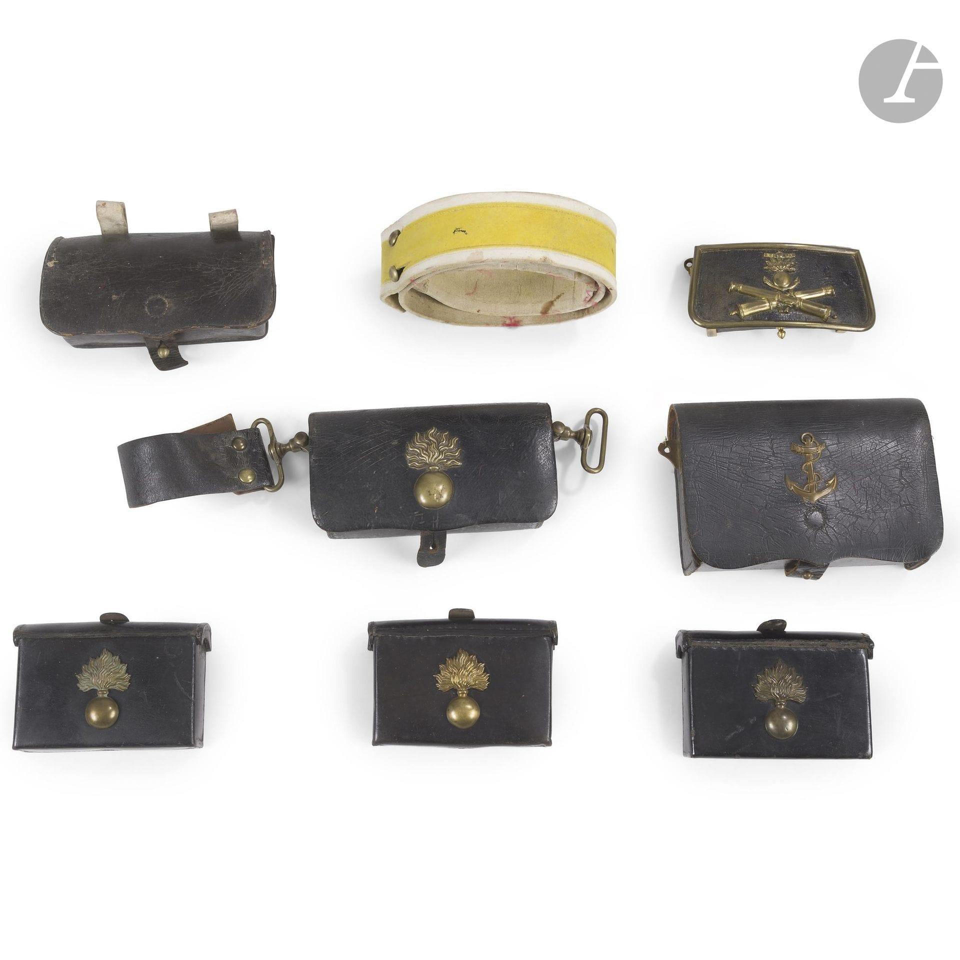 A set of equipment consisting of:
- Three cartridge pouches for foot gendarmes.
- One cartridge pouch for mounted gendarmes.
- A cartridge pouch strap for gendarmes made of bleached and yellowed buffalo leather.
- An artillery officer’s cartridge pouch (damaged).
- A large naval cartridge pouch.
- A leather cartridge pouch dating from around 1830.
Included are three scarlet plumes and a pompon.