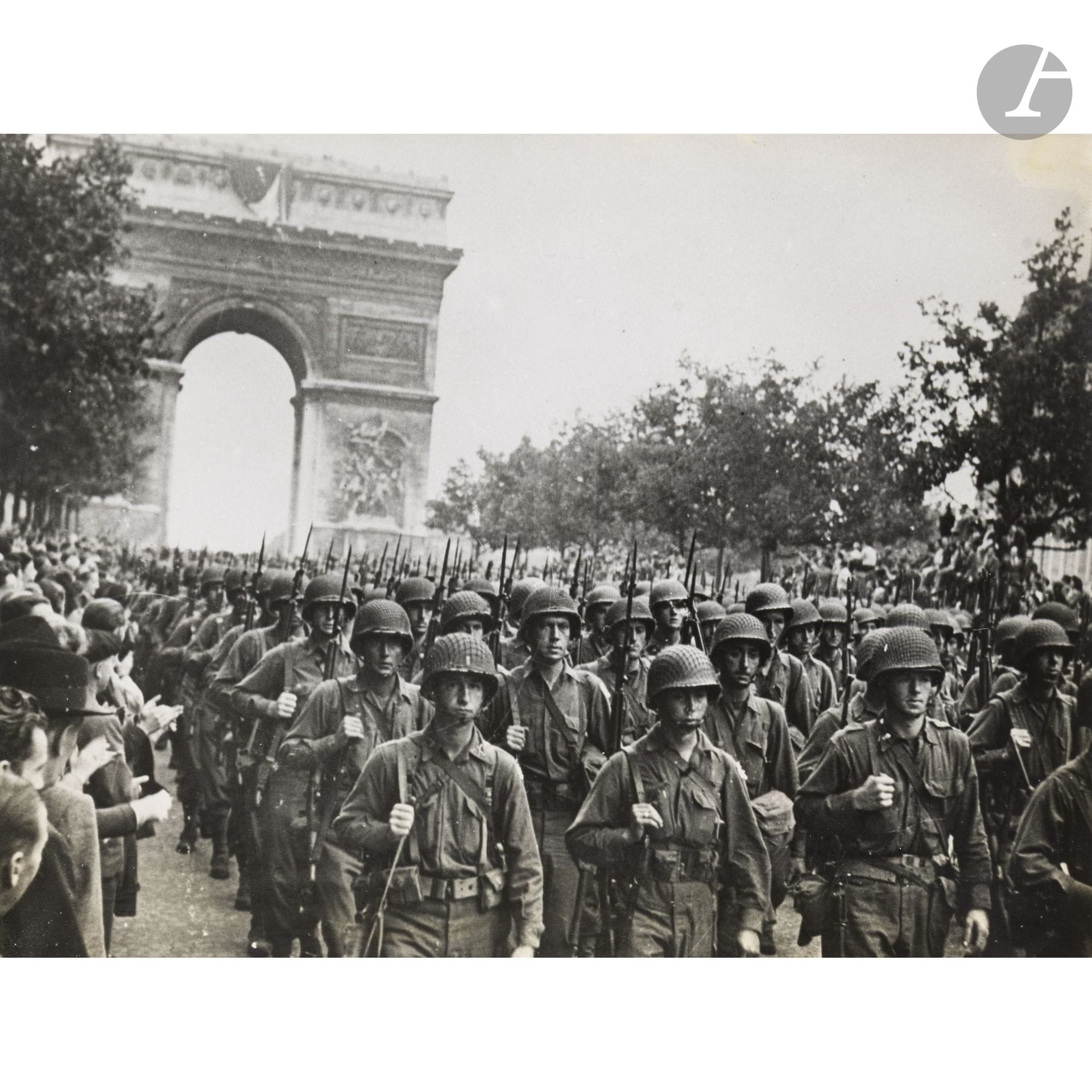 Richard Boyer
World War II. Liberation of Paris, August 25, 1944.
Parade of American soldiers on the Champs-Élysées.
Vintage silver print. Photographer’s credit and caption typewritten on a label affixed to the back.
Image: 14.8 x 19.8 cm - Sheet: 15.5 x 20.2 cm