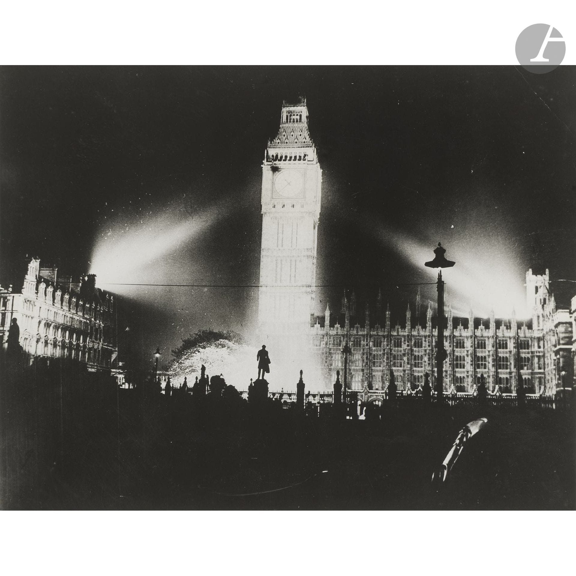 Photographes de presse
Célébrations du VE Day. Londres, 8 mai 1945.
Cathédrale Saint Paul. Big Ben. Buckingham Palace.
Trois (3) épreuves argentiques d’époque (contretypes). Légendes tapuscrites sur étiquettes aux versos.
Format moyen : 18 x 23 cm