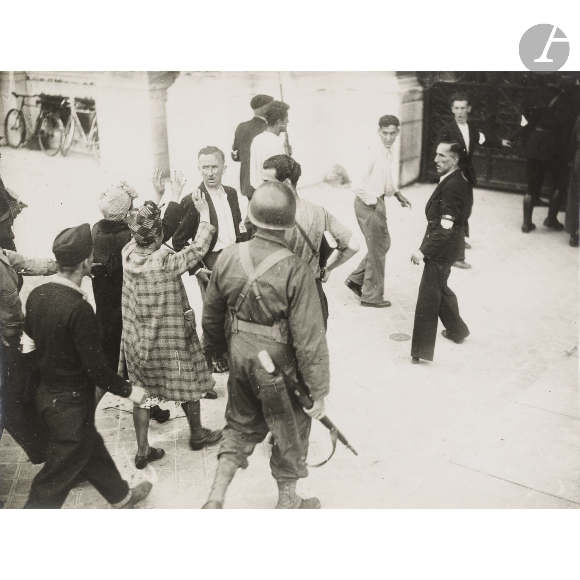 Unidentified photographer
World War II. Liberation of Paris, 1944.
Arrest of two female collaborators.
Vintage silver print. “L.A.P.I.” stamp and annotation on the reverse.
17.7 x 24 cm