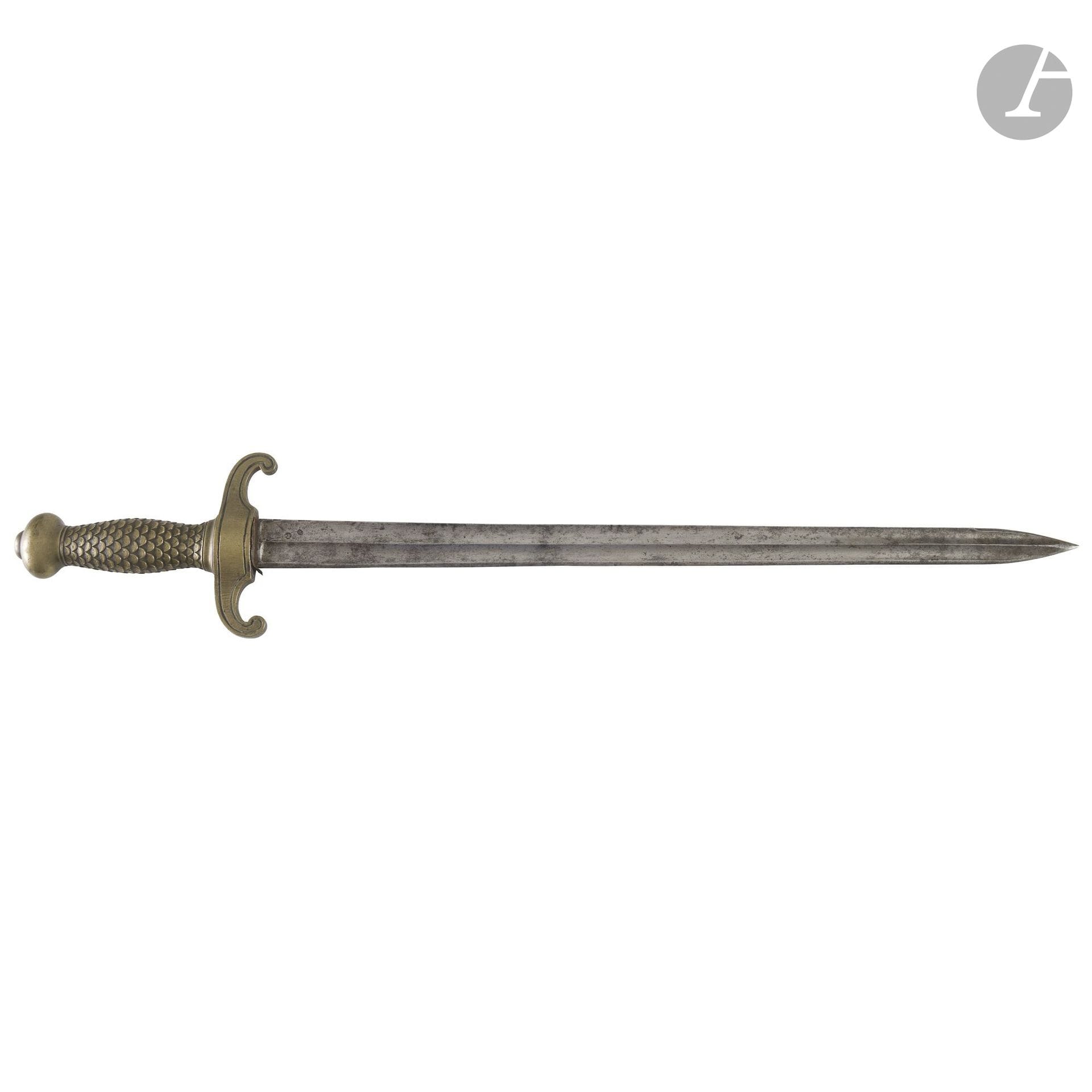 A large sapper’s or drum major’s sword.
Bronze hilt with scales and a crossguard curved toward the tip; straight blade with a flat back engraved “Mfture Imple du Klingenthal Coulaux Frères,” featuring double hollow-ground edges and a small counter-cut on the blade, stamped with the marks of Marion and Bick.
Length of the weapon: 71 cm
A.B.E SF. Circa 1808–1810.
An interesting model foreshadowing the 1816 artillery model.