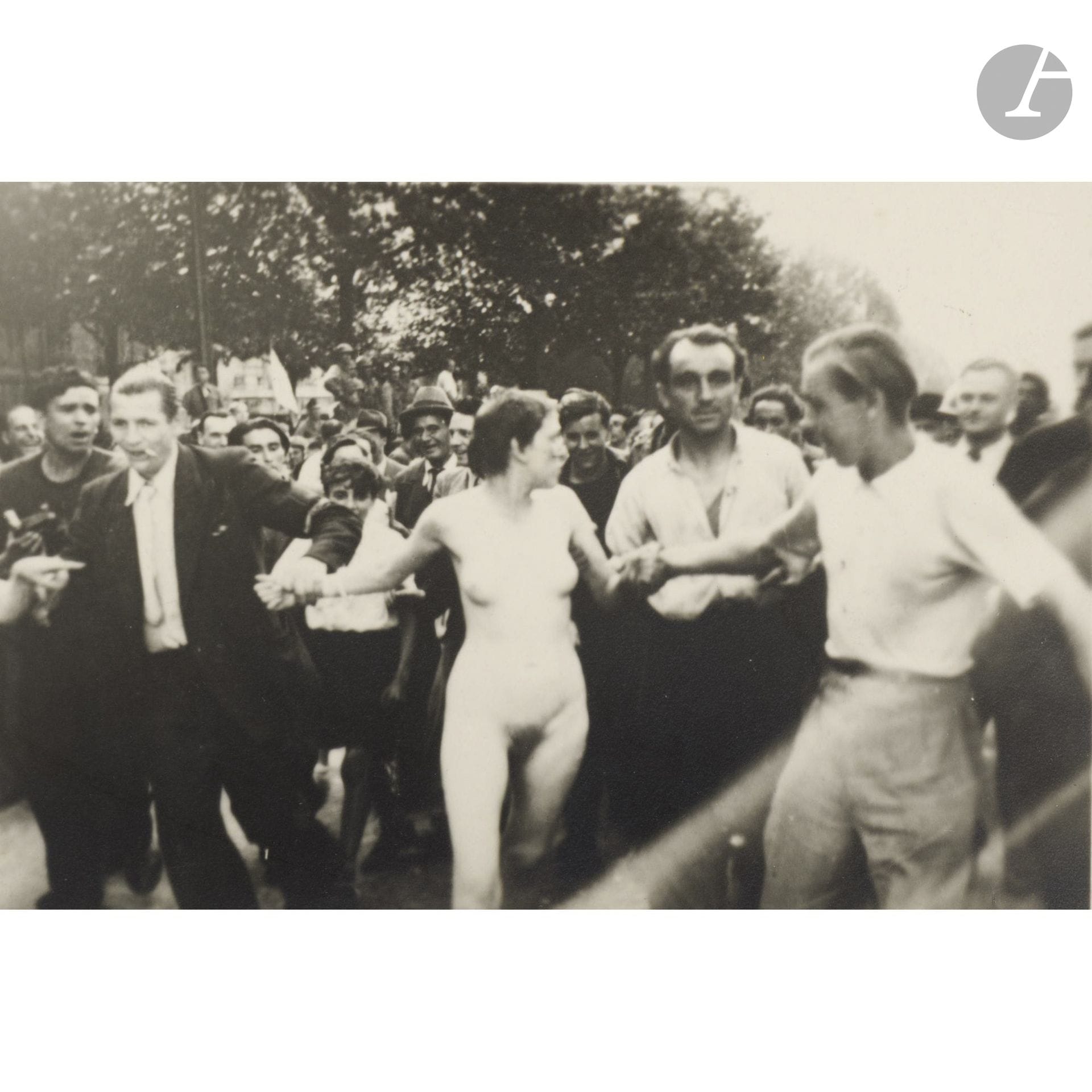 World War II. Liberation of Paris, August 1944.
A naked woman with her head shaved on the Champs-Élysées.
Vintage silver print, annotated and dated in ink in the margin.
Image: 8 x 12 cm - Sheet: 11 x 15 cm