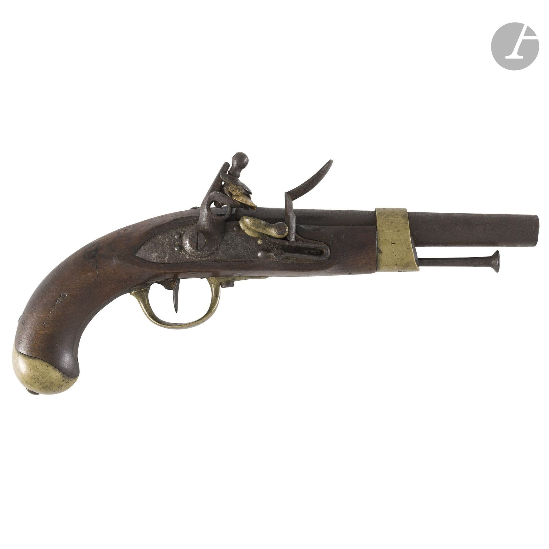 Pistolet à silex modèle An XIII.
Canon rond à pans au tonnerre poinçonné et daté 1810. Platine signée « Mre Imple de St Etienne » et chien à corps rond. Queue de culasse frappée « Mle An 13 ». Garnitures en laiton uniformément poinçonnées à l’exception de la calotte. Crosse en noyer, datée 1810 et marquée « Louis B ». Baguette en fer.
Longueur : 36 cm
A.B.E. (Forte patine d’oxydation).