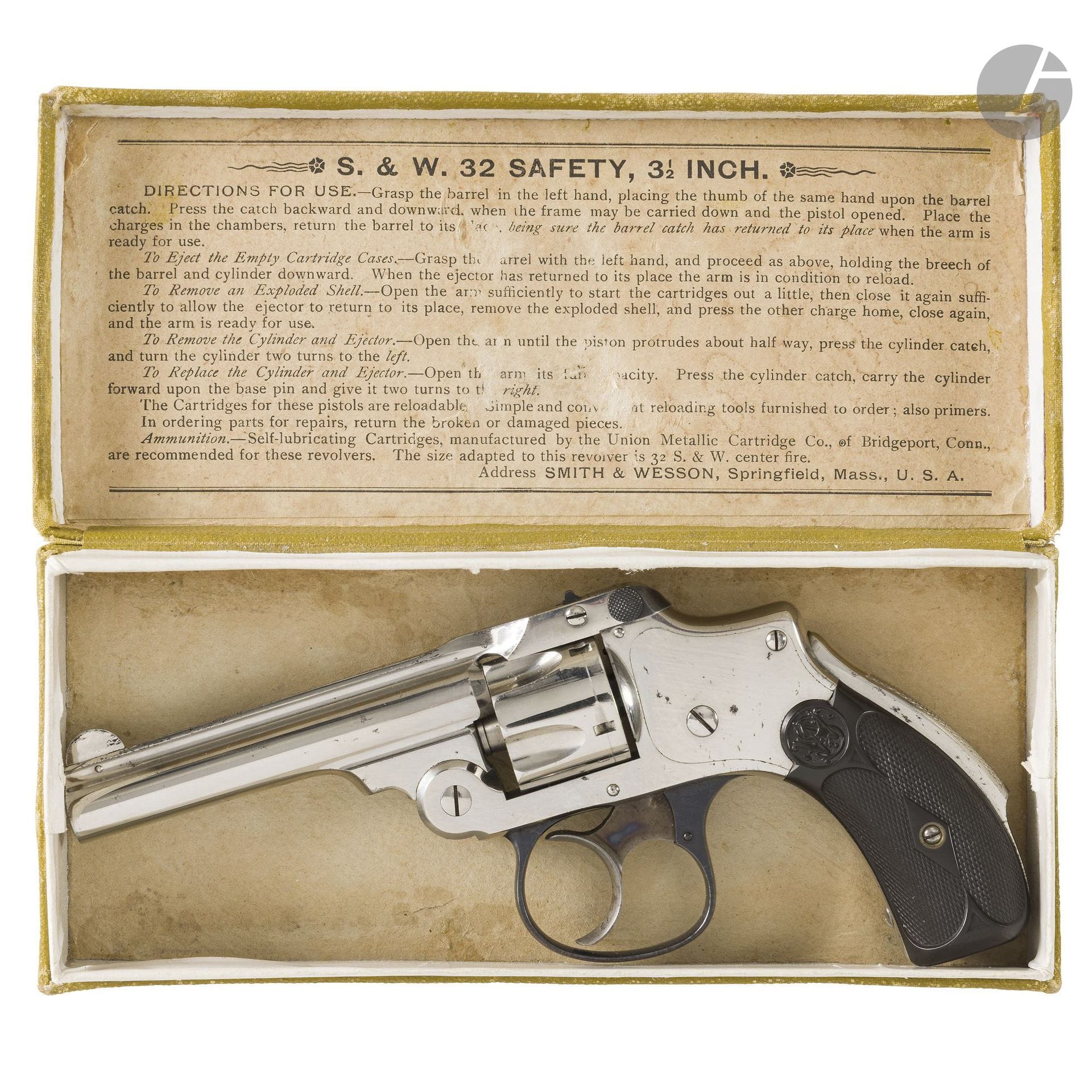 Revolver Smith & Wesson, Safety Hammerless, cinq coups, calibre 32 double action.
Canon rond avec bande marquée des patentes. Dos de crosse avec sécurité. Plaquettes en gutta percha quadrillé avec sigle.
Finition nickelée et bronzée. Belles rayures.
N°95230.
Longueur du canon : 8,6 cm - Longueur totale : 18 cm
B.E. Vers 1880.
Dans sa boîte en carton fort toilé, avec notice dans le couvercle.