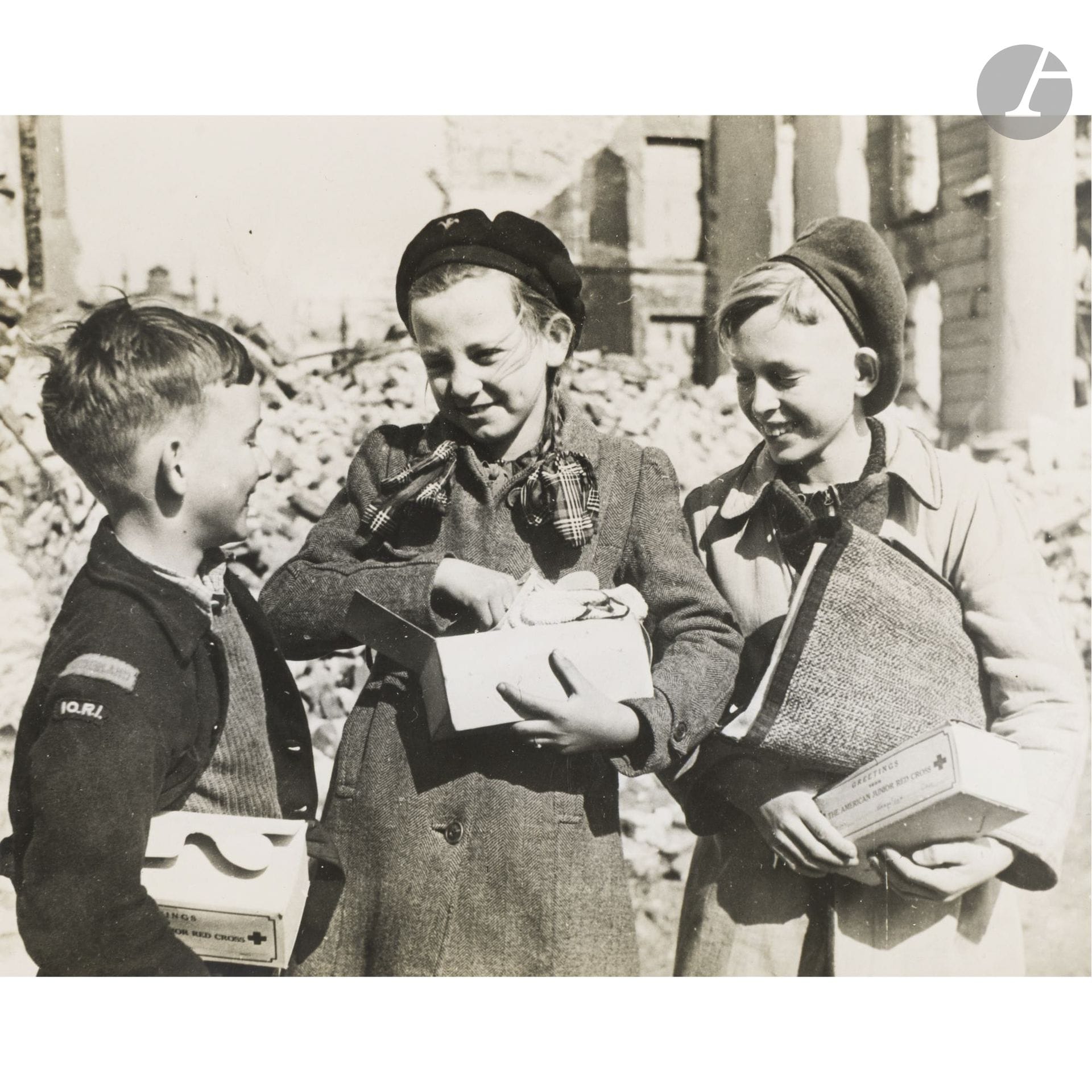 Hazel Kingsbury (photographe de la croix-rouge américaine)
La Croix-Rouge américaine. Belgique, Hollande, 1944.
Enfants et écoles en Belgique. Usines de filets de pêche.
Quatre (4) épreuves argentiques d’époque. Crédit de la photographe et légendes tapuscrites sur étiquettes aux versos.
Format moyen : 18 x 22,5 cm