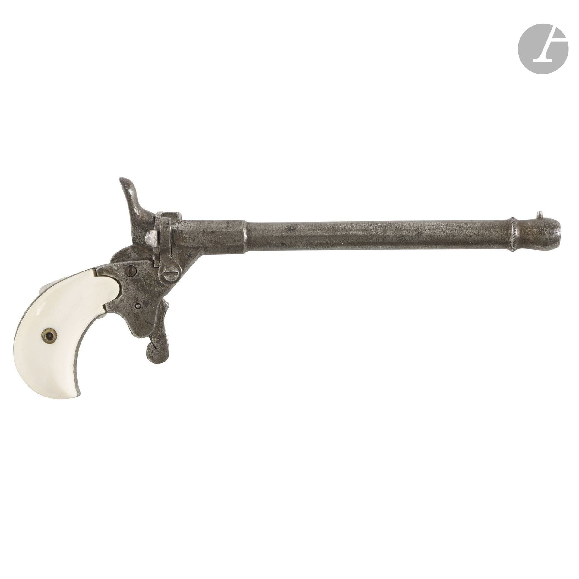 Long pistolet de cycliste, un coup, calibre 6 mm Flobert.
Canon rond et à pans, tulipé. Détente éperon. Plaquettes de crosse en matière synthétique blanche.
Longueur : 18 cm
A.B.E. (oxydations). Vers 1880.