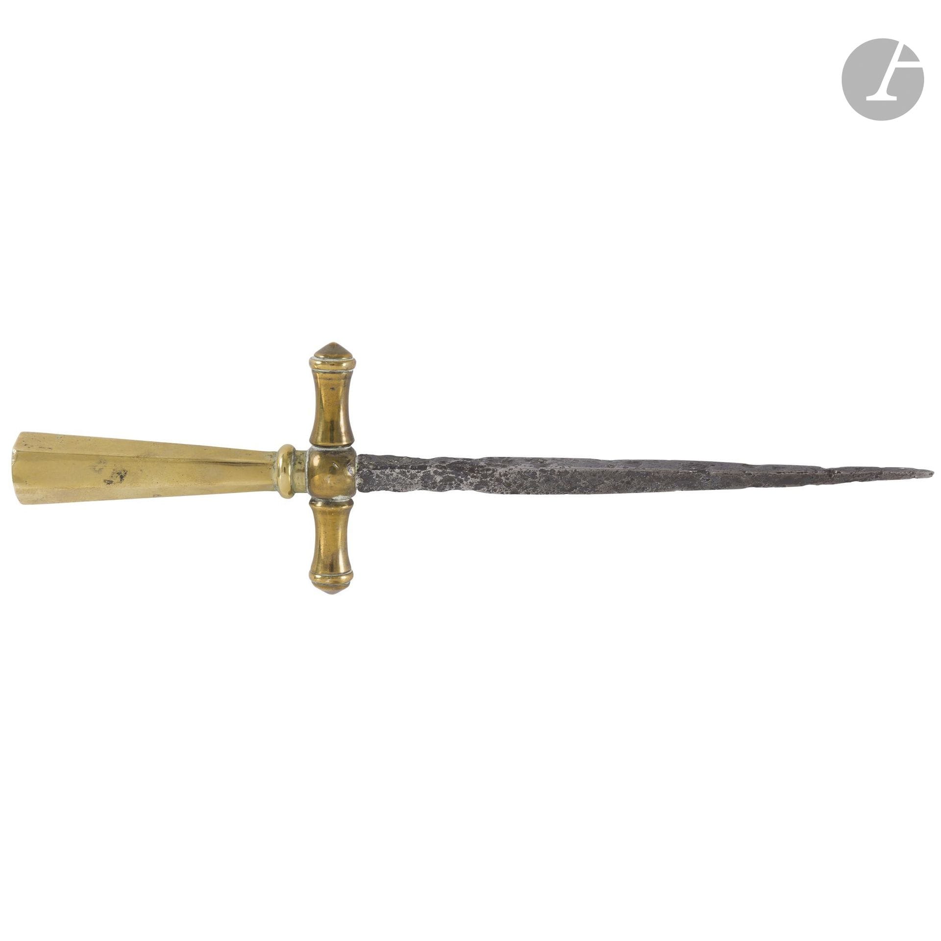 Belt dagger.
Faceted bronze hilt. Guard with two straight, flared quillons. Fitted with a short, sturdy triangular cutting blade.
Length: 22.5 cm
Composite, 19th century.