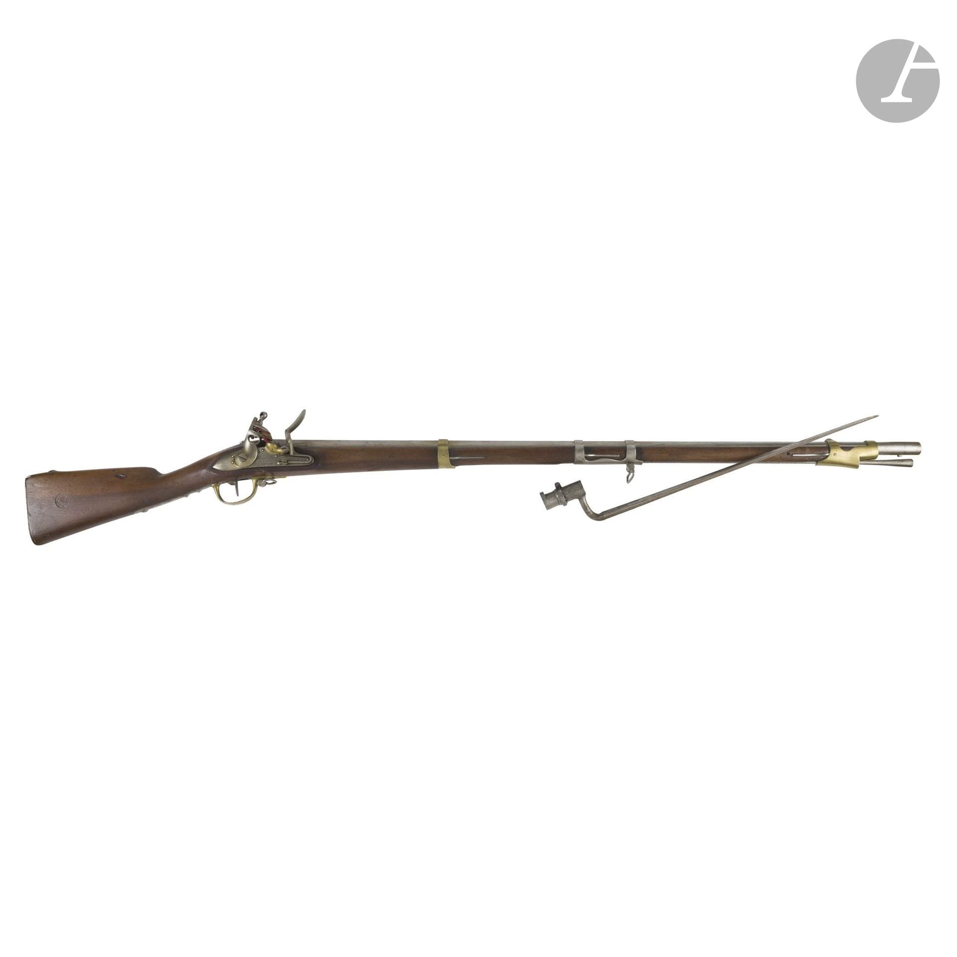 Fusil à silex de dragon modèle An IX.
Canon rond à pans au tonnerre daté 1814. Platine signée « Manufr Roy de St Etienne » et chien à corps rond. Garnitures en laiton poinçonné, grenadière à double bande et plaque de couche en fer. Crosse en noyer à joue creuse avec cachet à la fleur de lys daté « 1814 ». Baguette quille en fer.
Longueur du canon : 102,5 cm - Longueur totale : 141,5 cm
Avec une baïonnette à douille à virole médiane.
Longueur : 47,5 cm 
A.B.E.