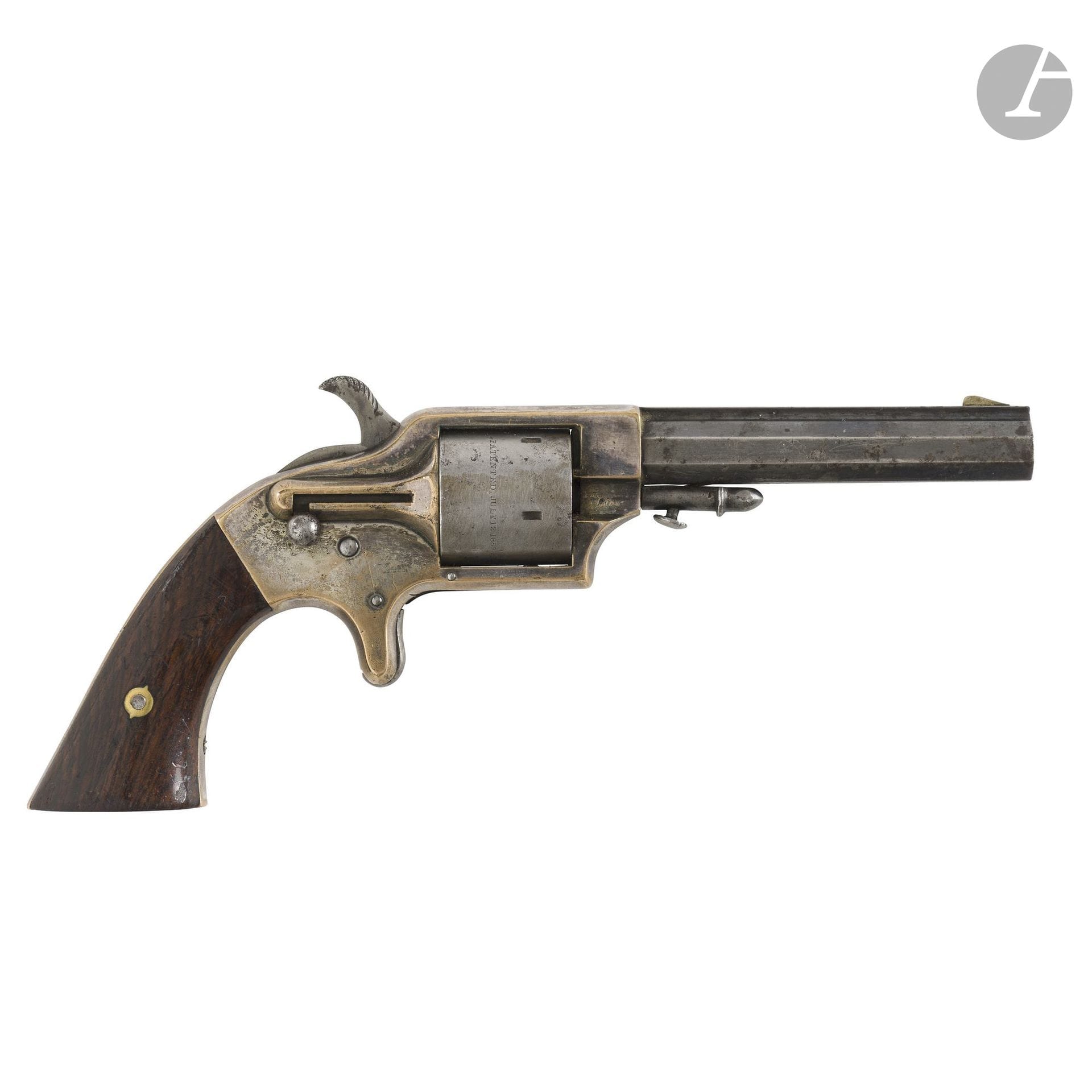 Revolver Plant’s Merwin & Bray, cinq coups, calibre 30.
Canon à pans avec bande, marquée « Merwin & Bray Fire Arms. Co NY ». Carcasse en bronze, barillet avec patentes. Détente éperon. Plaquettes de crosse en noyer. Finition argentée et bronzée (usures).
Longueur du canon : 7,6 cm - Longueur totale : 20,7 cm
A.B.E. Vers 1860-1870.
N°3656 sur le canon et la bride.