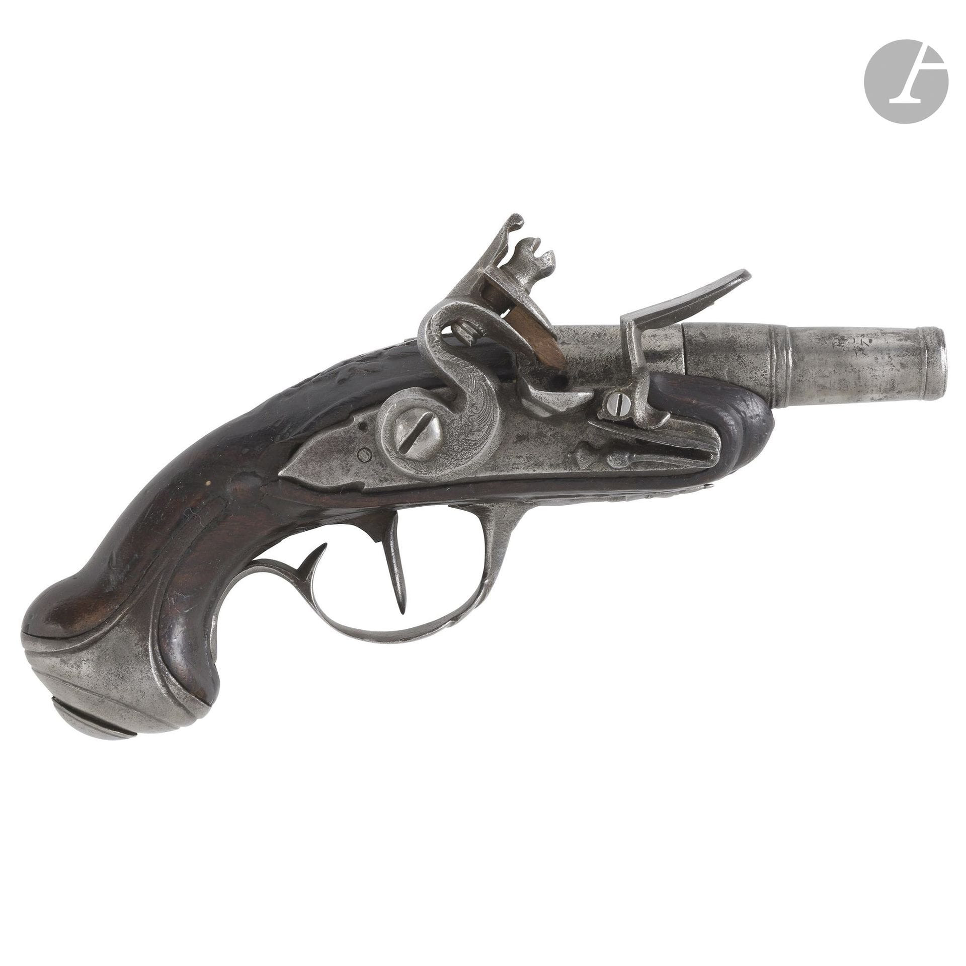Pistolet à silex de voyage.
Canon rond, à balle forcée, à pans au tonnerre. Platine et chien à corps plats. Garniture en fer ciselé. Crosse en noyer sculpté (éclat et manque).
État moyen. Vers 1760.