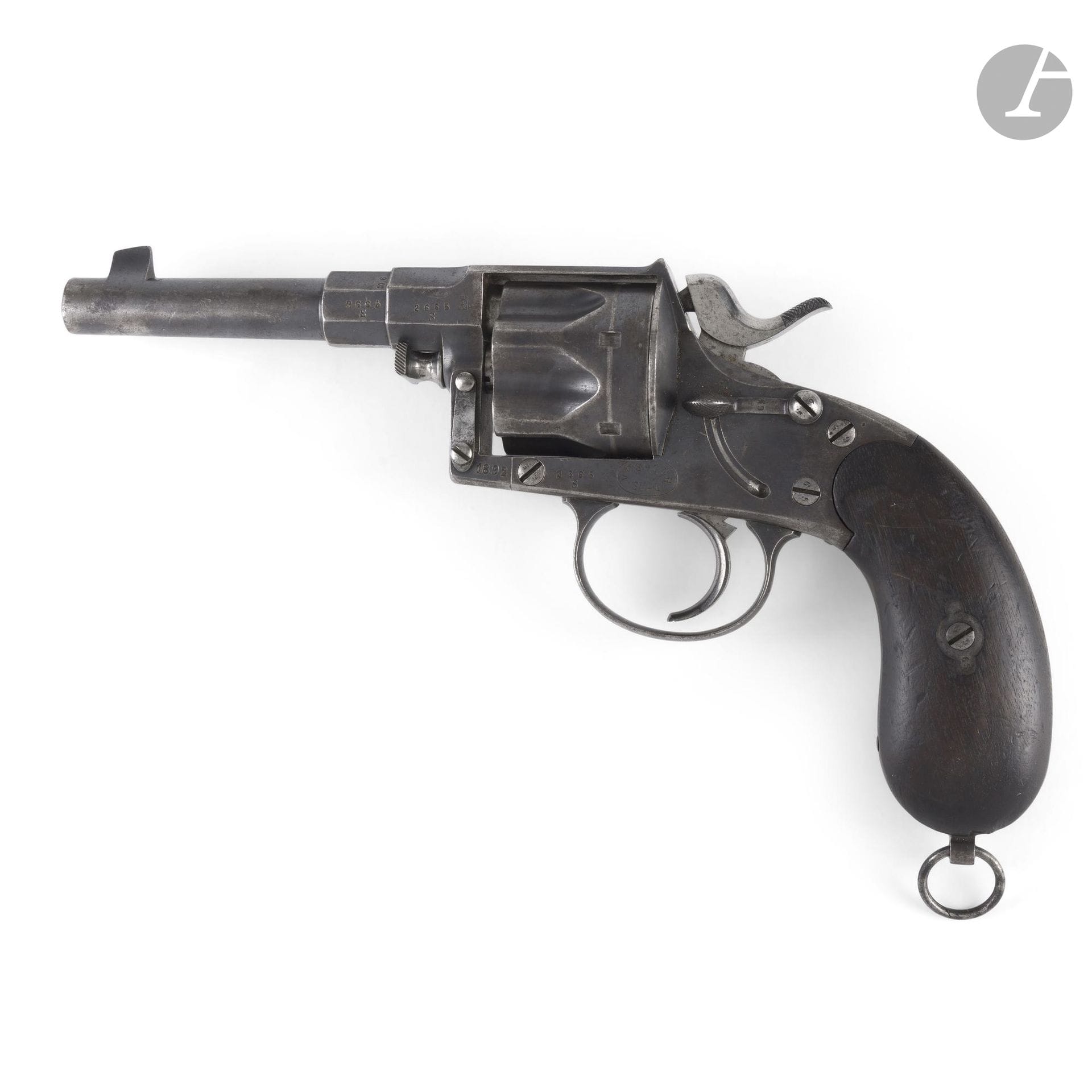 Pistolet à répétition Le Gaulois n° 2, calibre 8 mm 
Canon rond. Carcasse poinçonnée de la Manufacture française armes et cycles Saint Etienne. Finition gravée et nickelée (piqûres sur une face). Plaquette de paume en ébonite (petit éclat). Dans son étui en peau.
Longueur : 13 cm
A.B.E.
