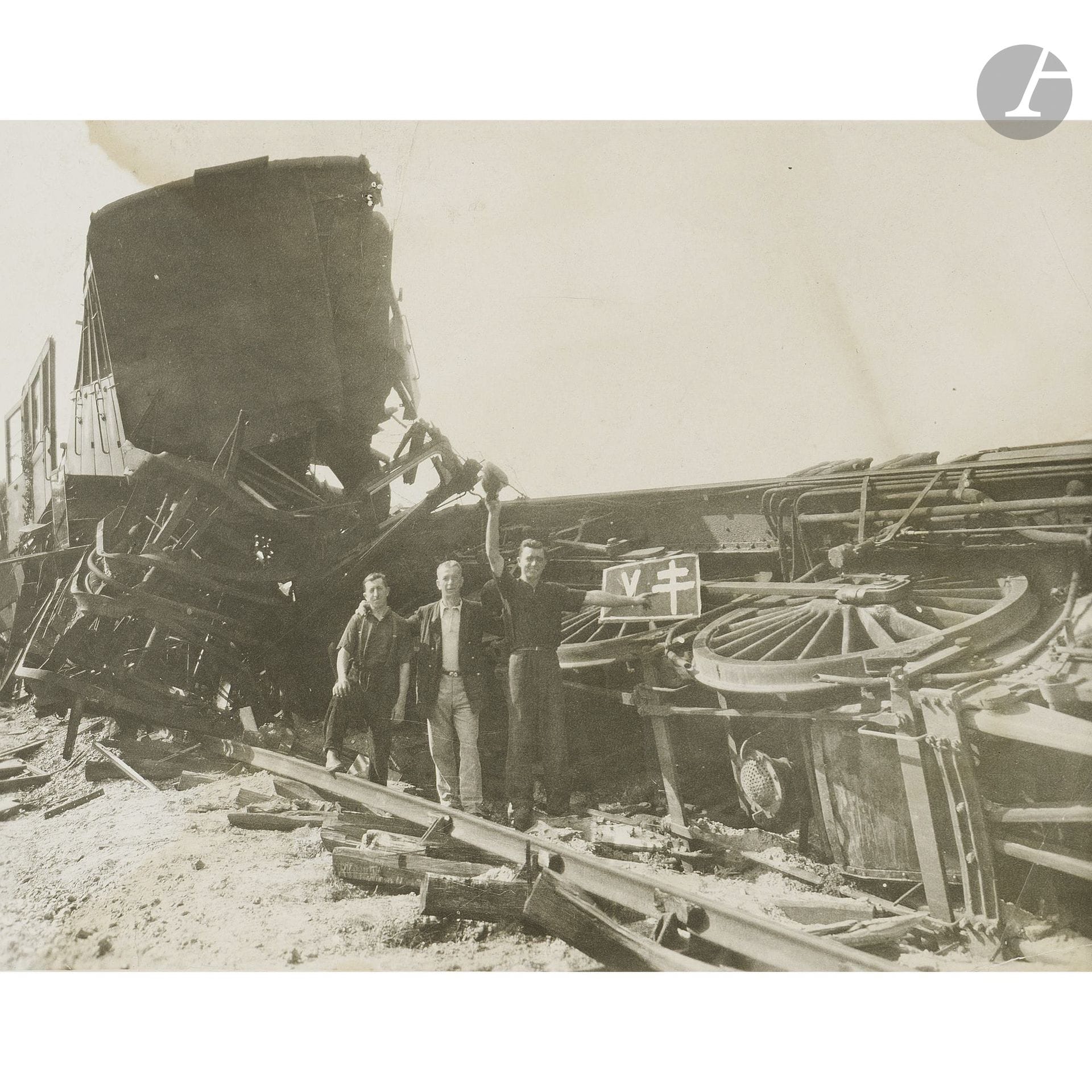 Photographe non identifié
Seconde Guerre mondiale. Libération, nuit du 7 au 8 août 1944.
Sabotage et déraillement d’un train à La Flèche par des cheminots résistants.
Épreuve argentique d’époque. Cassures et taches.
12 x 16,5 cm