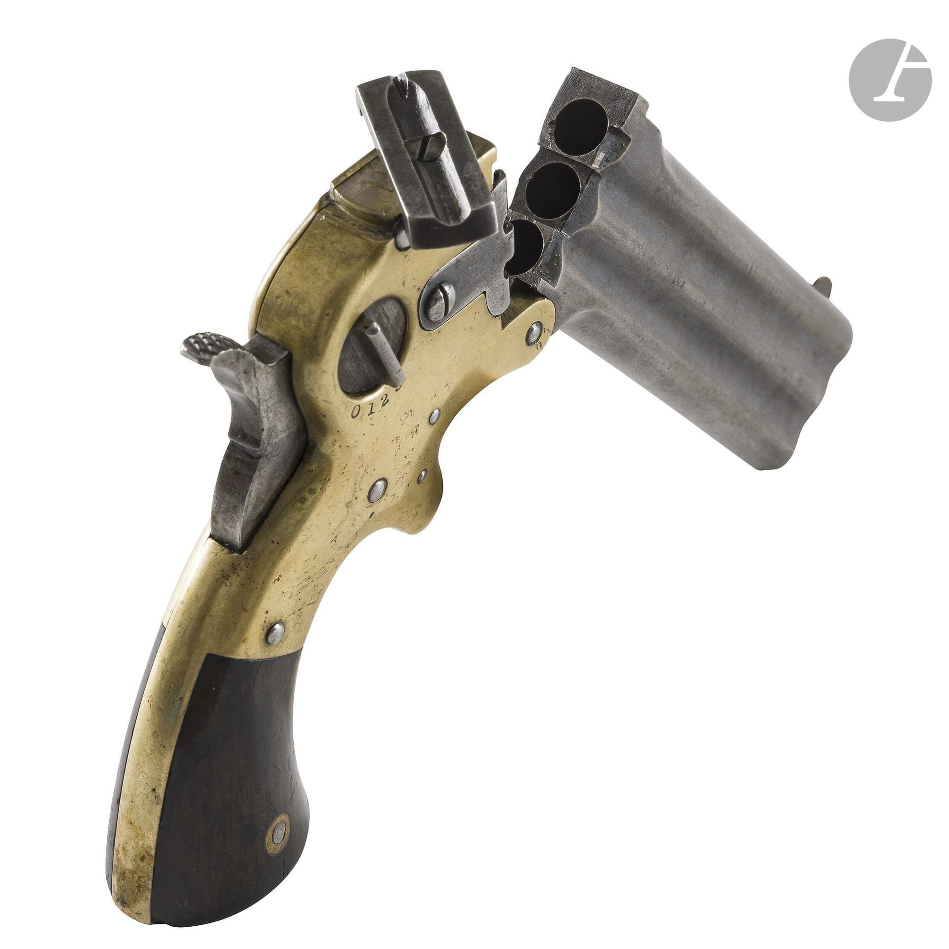 Marston three-shot pistol, .32 ring caliber.
Set of three long, superimposed, break-action barrels with a patinated bronze finish.
Bronze frame with round indicator and the inscription “W.M.W. Marston Patented May 26, 1857, New York City. Improved 1864.” Walnut grip plates.
Barrel length: 10 cm - Overall length: 19 cm
B.E.
No. 982 (on the barrels).
(Rifling present).