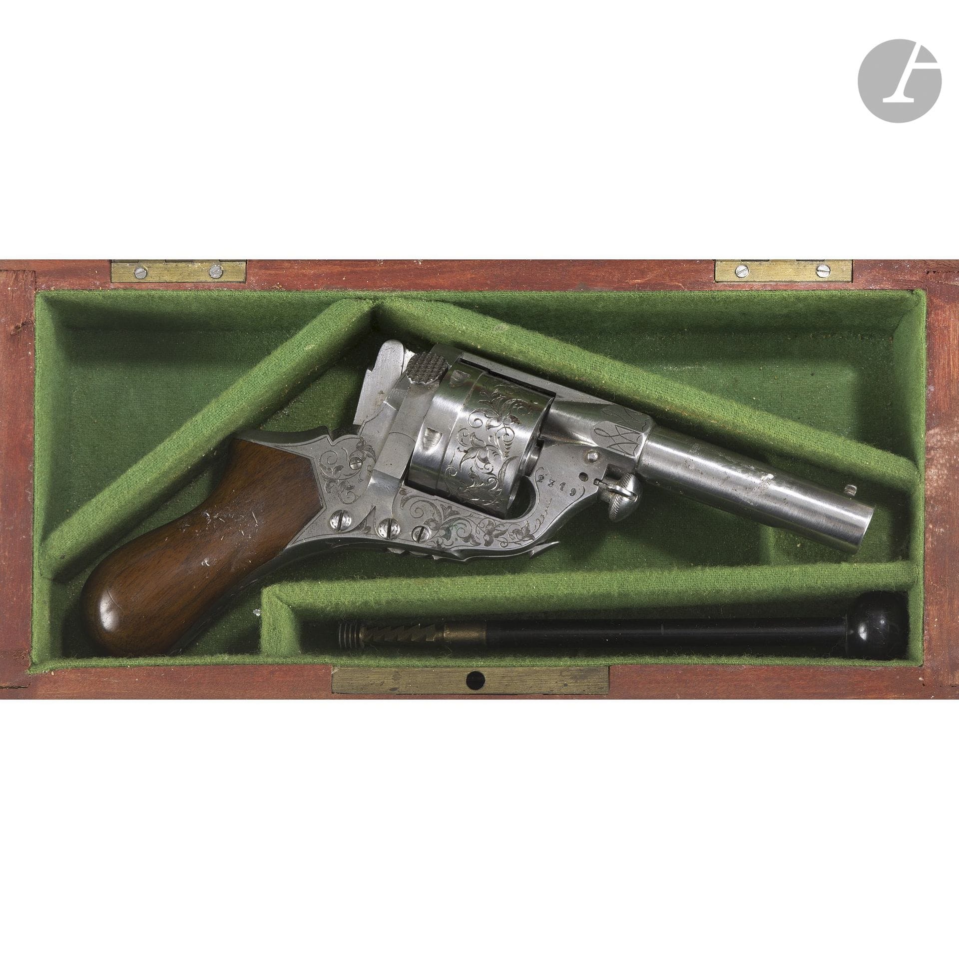 “Baby Perrin” revolver, six-shot, 9 mm caliber
Round barrel with fluted rifling. Frame engraved and stamped with the Perrin mark. Folding trigger. Walnut grip.
In a green felt-lined case with compartments. Includes a wooden cleaning rod.
Gun length: 19 cm
A.B.E.
