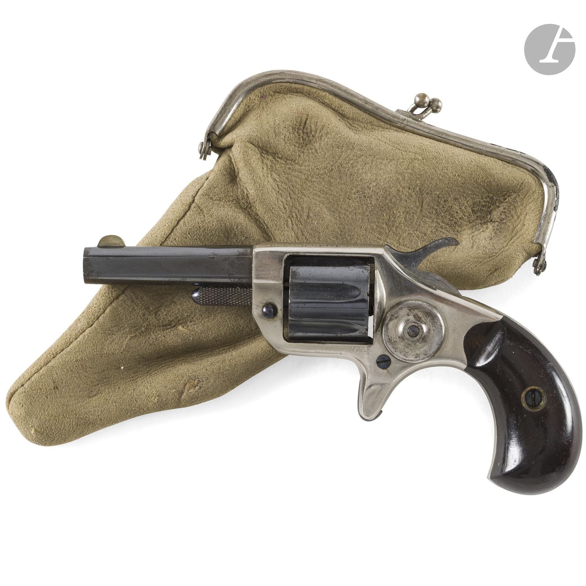 Revolver Colt New Line, sept coups, calibre 22 annulaire.
Canon rond, avec patente « COLT’S PT F A MFG Co. HARTFORD CT USA ».
Carcasse gravée du revendeur « FNI par L. CHOBERT ARQR 16R LAFAYETTE PARIS ». Barillet cannelé, détente éperon, plaquettes en noyer verni. Finition bleuie.
Longueur du canon : 5,4 cm 
Longueur totale : 14 cm
B.E. Proche du neuf. Vers 1873.
N° 5037 sous le canon. Un autre matricule effacé.
Dans un étui porte-monnaie en peau.