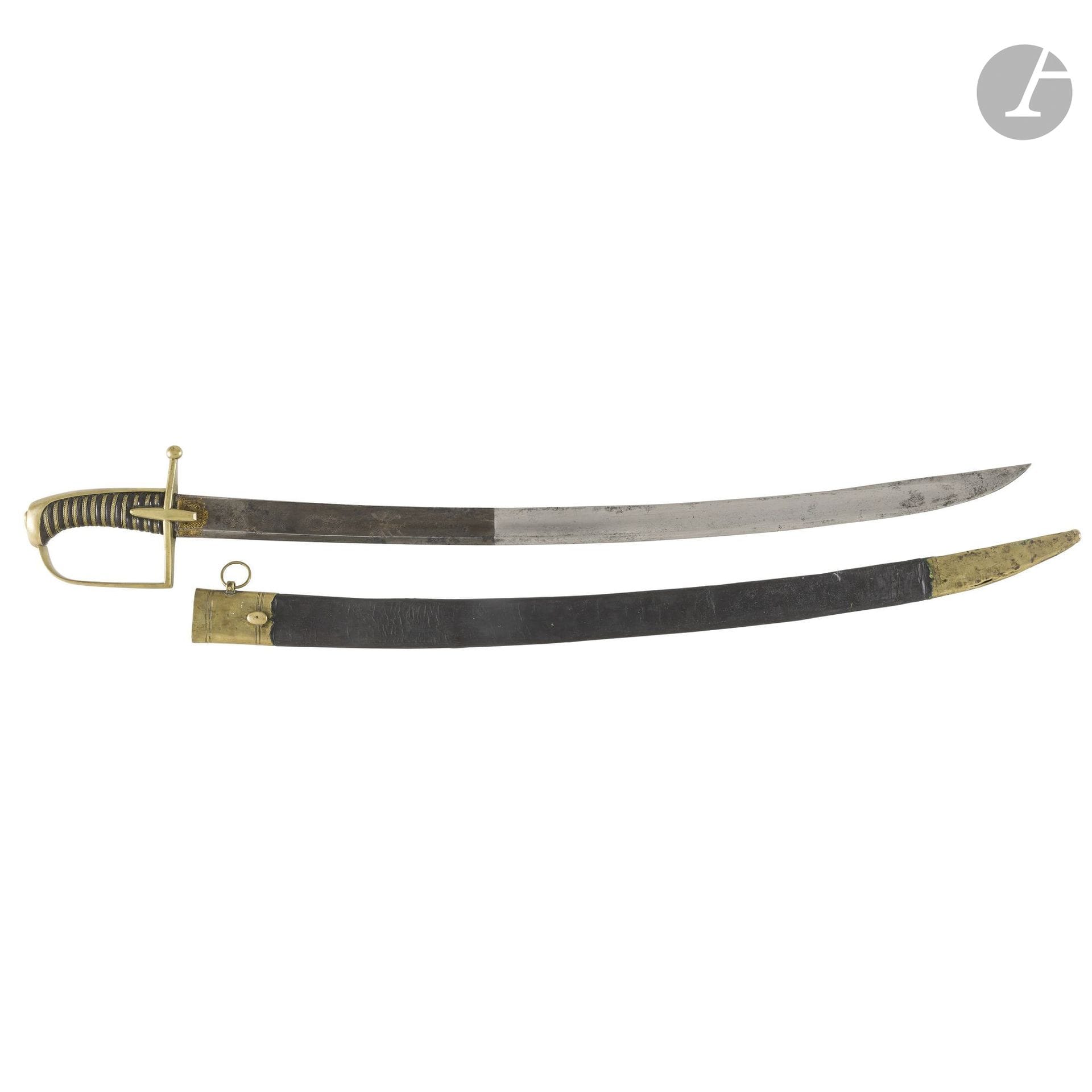 Officer’s saber of the 13th Light Infantry Demi-Brigade (or Regiment).
Leather-wrapped grip with double filigree. Brass mountings, single-bar guard, two shuttle-shaped pommels (one broken), and a straight, rounded quillon. Curved blade with a flat back and hollow edges, engraved, gilded, and blued (showing wear), decorated with a grenade, a Phrygian cap, and a hunting horn featuring the number 13.
Leather scabbard with two brass fittings, a pommel button, and a suspension ring.
Total length: 87 cm
A.B.E. Consulate–First Empire period.
Note: The unit became the 13th Light Infantry Regiment in 1803.
