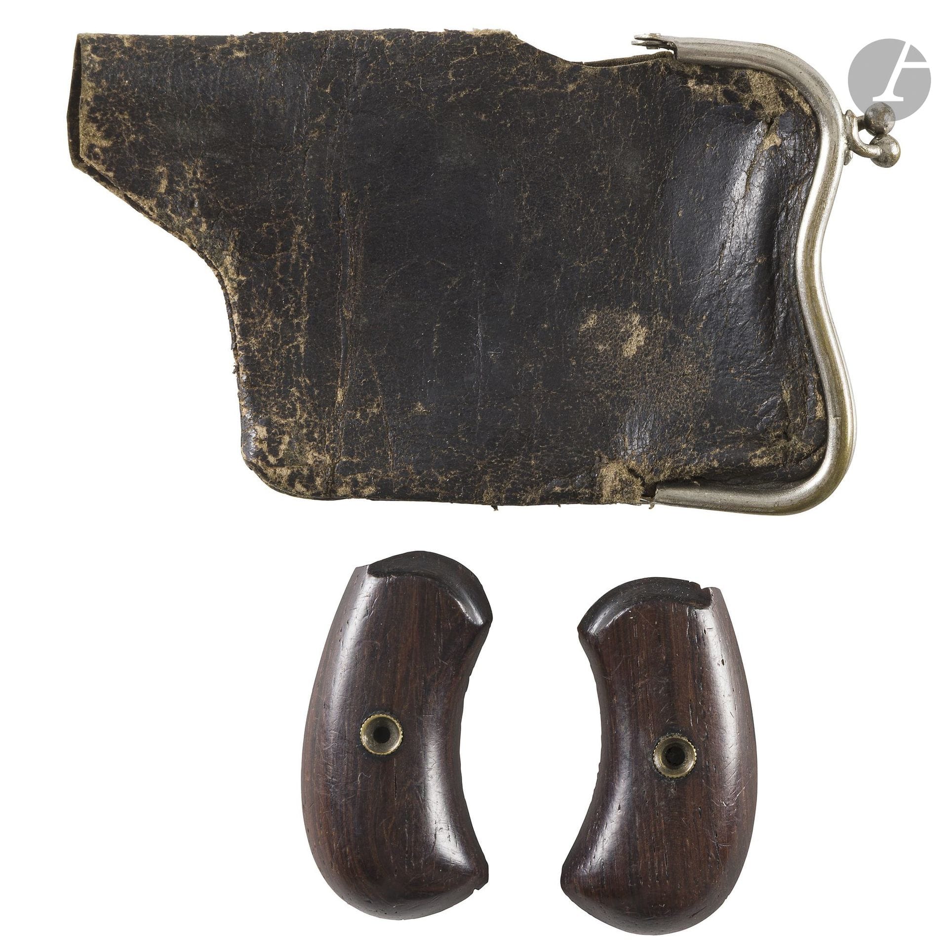Set including:
- A pair of walnut grips for a U.S. revolver.
- A wallet holster for a "Gaulois" or "Merveilleux" pistol.