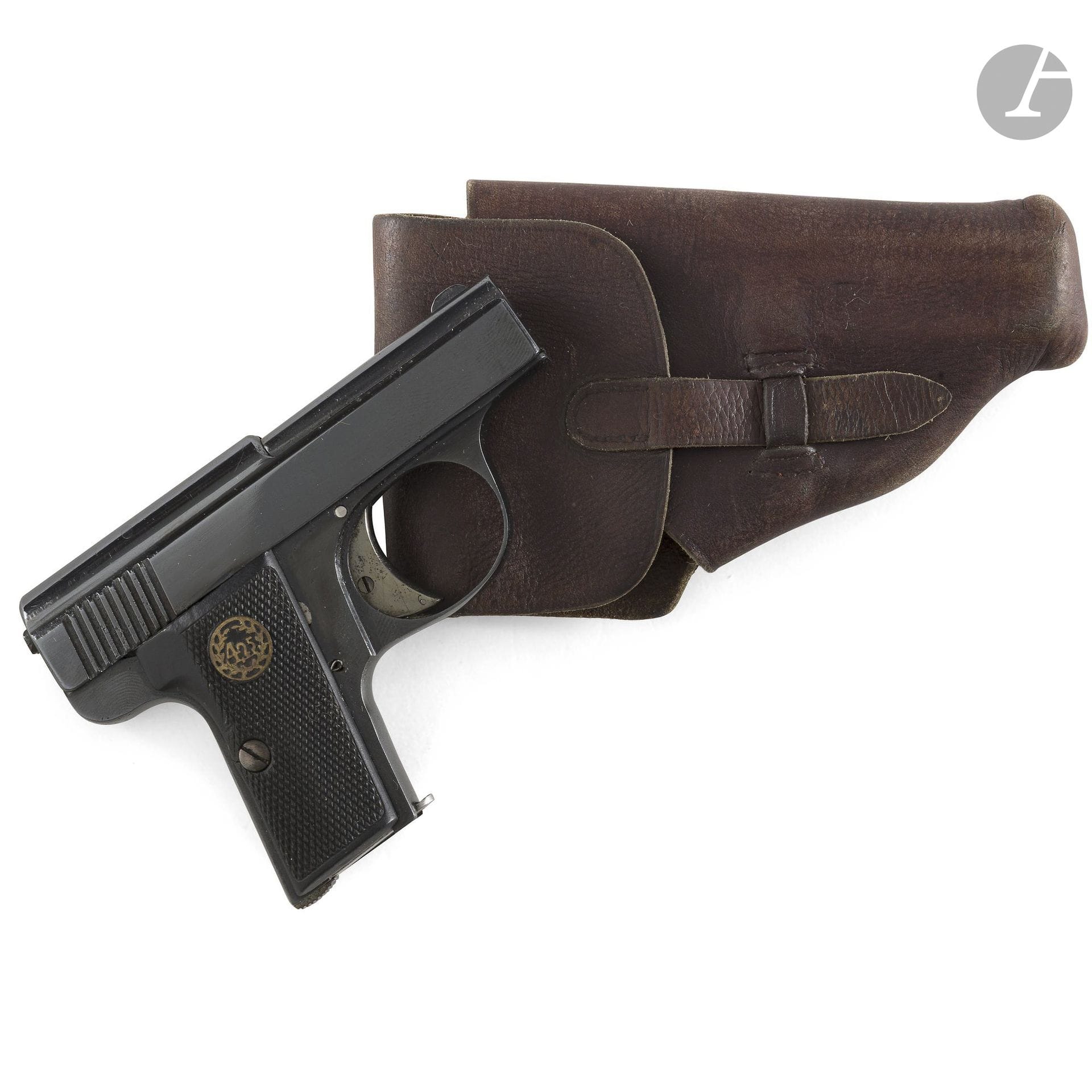 Petit pistolet semi-automatique « Liliput » modèle 1927, huit coups, à percussion centrale, calibre 4,25 mm
Canon rond. Culasse gravée sur le côté gauche « LILIPUT KAL 4,25 MODELL 1927 GERMANY ». Plaquettes de crosse en bakélite noir quadrillé, avec pastilles, dorées, marquées 4,25 et entourées de couronne de feuillages (petits fêles). Numéro sur le pontet 5996. Finition rebronzée.
Longueur du canon : 4,3 cm - Longueur totale : 9 cm
B.E.
Dans un étui en cuir à la forme.
