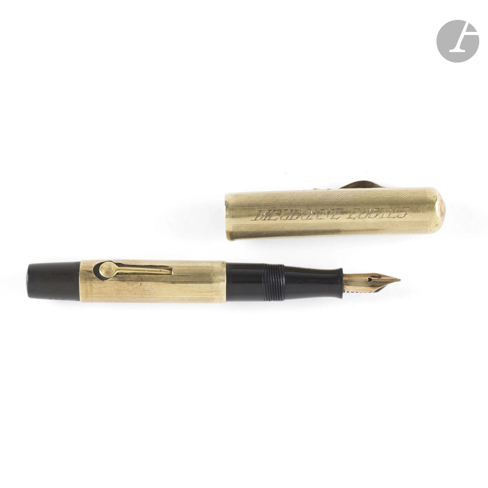SOUVENIR DE L’AVIATEUR DIEUDONNE COSTES
Stylo de marque Waterman en ébonite et or poinçonné 785 et d’orfèvre S&S. Il est gravé du nom de Dieudonné Costes et « Souvenir de Robert Dreyfus Mexico 29 janvier-4 février 1928 ».
Longueur : 11,3 cm
Plume en or. Poids brut : 23,6 g
B.E. Vers 1928.
Historique :
À la suite de leur première traversée de l’Atlantique Sud (1927), Dieudonné COSTES et Joseph LE BRIX, en tournée en Amérique du Sud dans le cadre de leur tour du monde, voyagent entre le Guatemala et Mexico soit une distance de 1 080 kilomètres. Ils arrivent le 29 janvier 1928.
Après des célébrations et des hommages, dont la remise de notre stylo, ils repartent et relient Mexico à La Nouvelle-Orléans (États-Unis), couvrant 1 580 kilomètres.