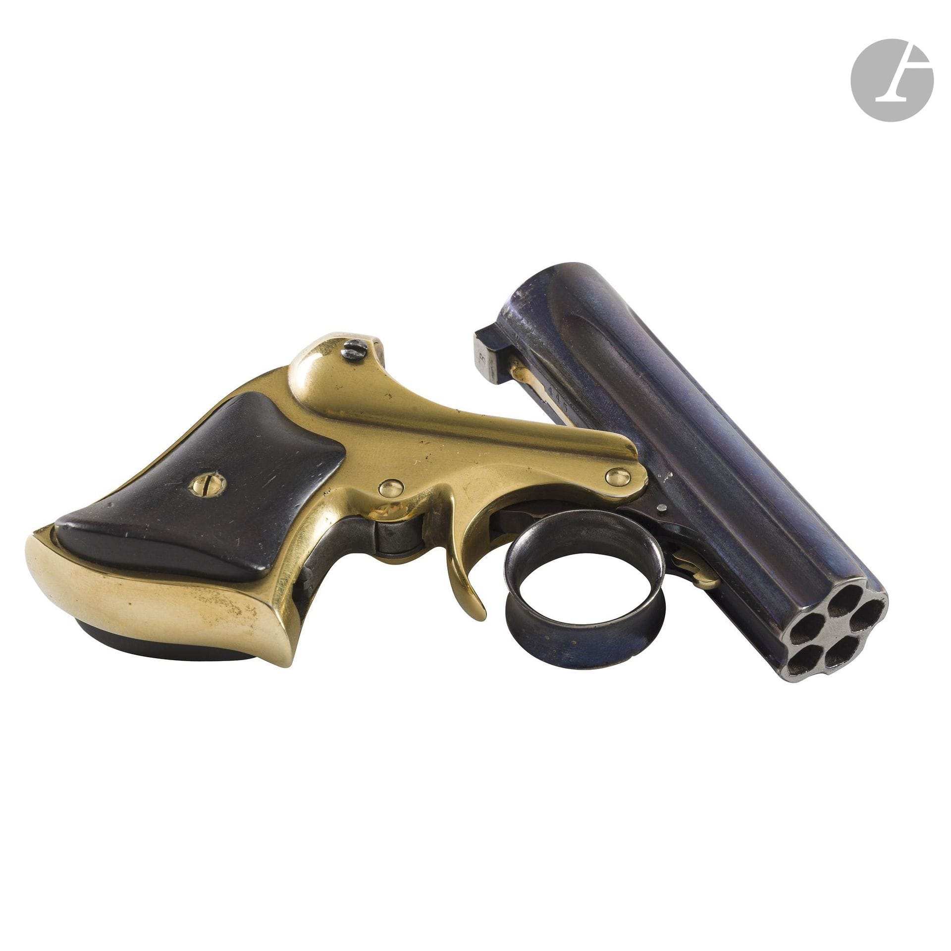 Pistolet Remington Elliot, cinq coups, calibre 22.
Canon évidé, gravé, rayé, marqué « MANUFACTURED BY E. REMINGTON SONS ILLION NY ELLIOT’S PATENTS MAY 29.1850.OCT. 1.1861 ». Détente anneau. Carcasse en laiton, frappée 455, percuteur tournant. Plaquettes de crosse en noyer.
Longueur du canon : 7,5 cm - Longueur totale : 11,5 cm
Rotation du percuteur à revoir.
Canon rebleuie.
N° 445.
A.B.E.
Dans un coffret en noyer verni, couvercle avec écusson laiton gravé « JP.G » gainé de feutre violet.
Dimensions du coffret : 20,8 x 12 x HT 4,8 mm
(Manque la clé).