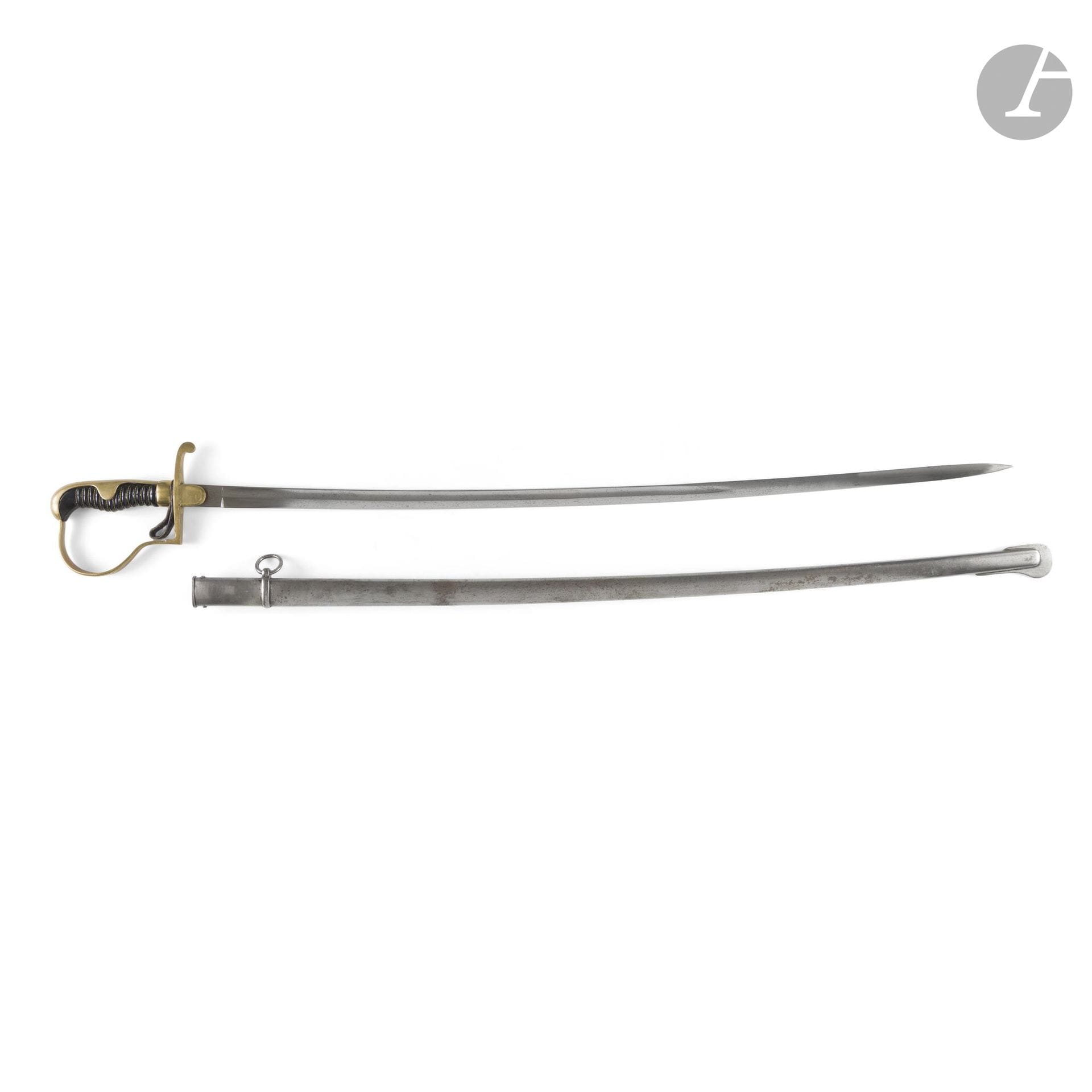 German officer’s saber.
Varnished hilt with brass filigree (small crack). Brass mountings, Blücher-style single-bar guard with half-ear flaps. Leather hilt strap. Curved blade with hollow sections, signed on the heel “Horster à Solingen.” Iron sheet scabbard with a single strap.
Length: 97 cm
A.B.E. Circa 1880.