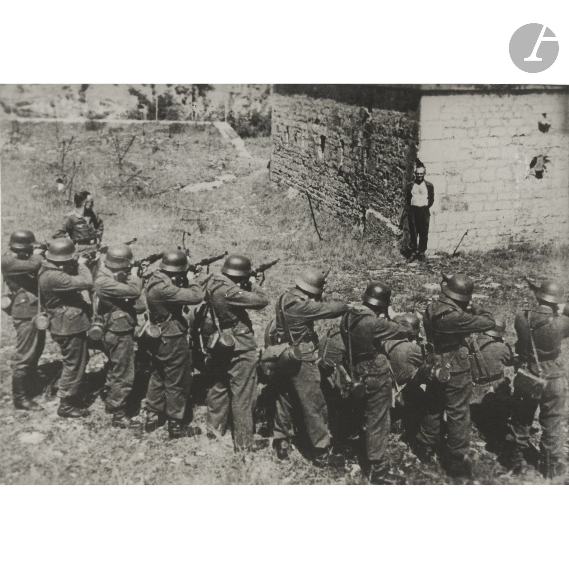 Photographe de plateau
Au cœur de l’orage, documentaire français de Jean-Paul Le Chanois, 1944-1945.
Résistants dans le Vercors. Le fusillé souriant.
Trois (3) épreuves argentiques d’époque. Tampon « Coopérative générale du cinéma français », annotations et titre aux versos.
Images : 15,5 x 22 cm - Feuilles : 24 x 29 cm