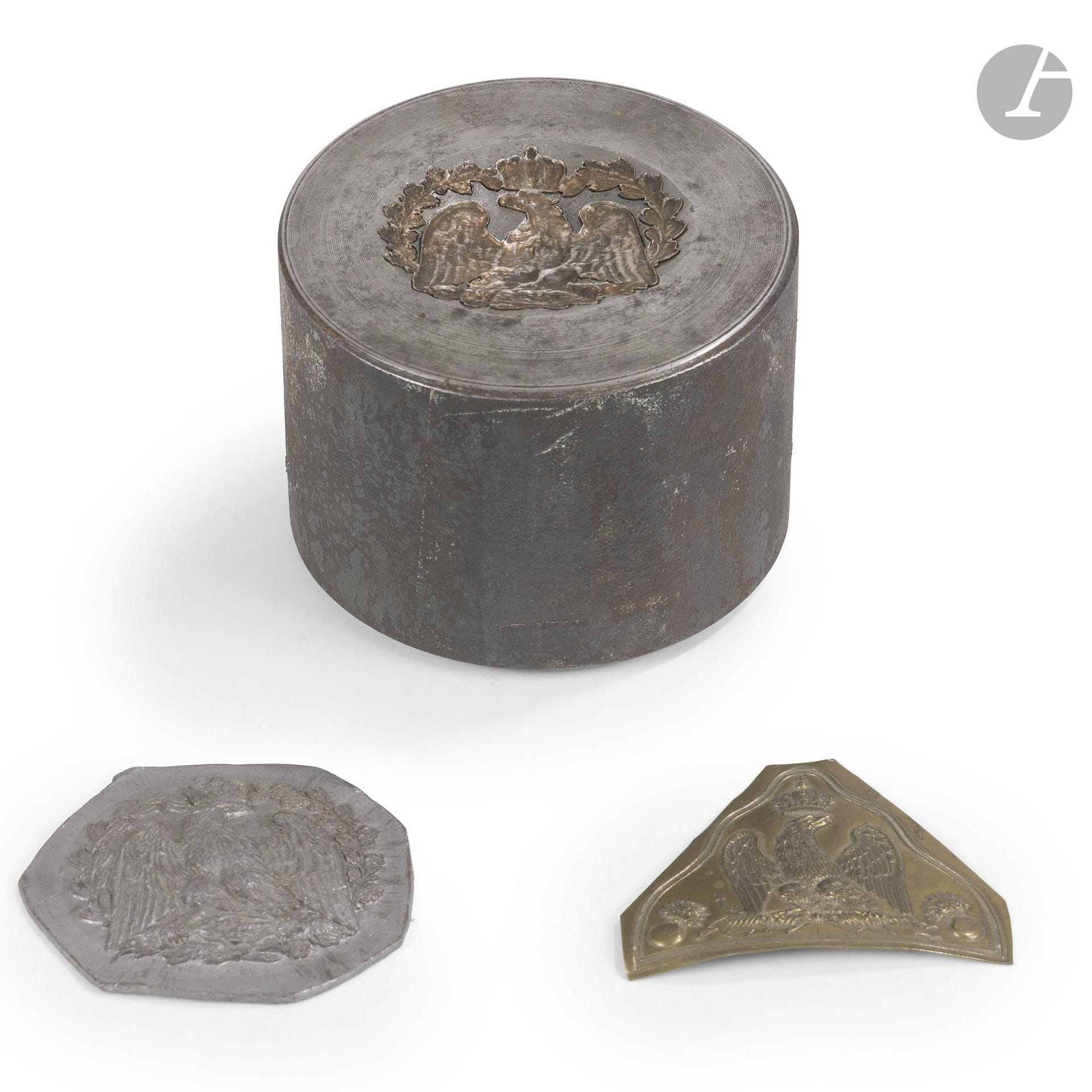 Coin frappé de motif de hausse-col d’officier de la garde impériale au modèle du Premier Empire à l’aigle impériale entouré d’une couronne de feuilles de chêne et de laurier.
Hauteur : 7 cm - Diamètre : 6 cm
On y joint une frappe sur plomb et une frappe d’une plaque de grenadier en réduction.