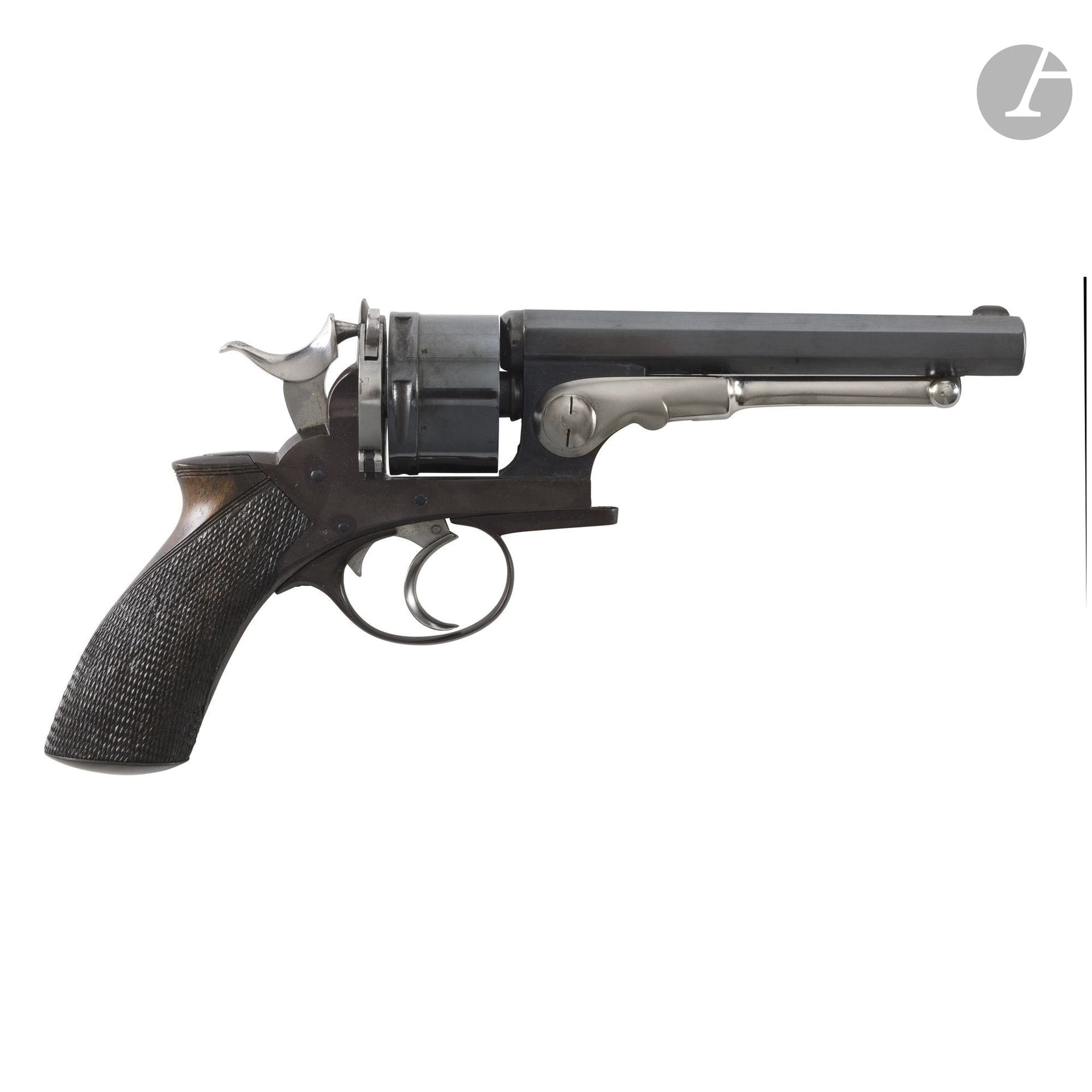 Rare Hilbrandt-type revolver, six-shot, approximately 12 mm caliber, double-action.
Flared barrel signed “J.HUNT,” open frame. Lowerable lever beneath the barrel. Checkered walnut grip with a raised ridge.
Beautiful, fine rifling. Re-bronzed and cleaned finish.
Barrel length: 14.5 cm - Overall length: 29 cm
Presented in a later-period case, in the English style, lined with blue felt. Includes its key.
Case: 30.5 x 17 x 6 cm (H)
B.E. Circa 1880.

A similar model was produced by the French gunsmith Charles François Galand.