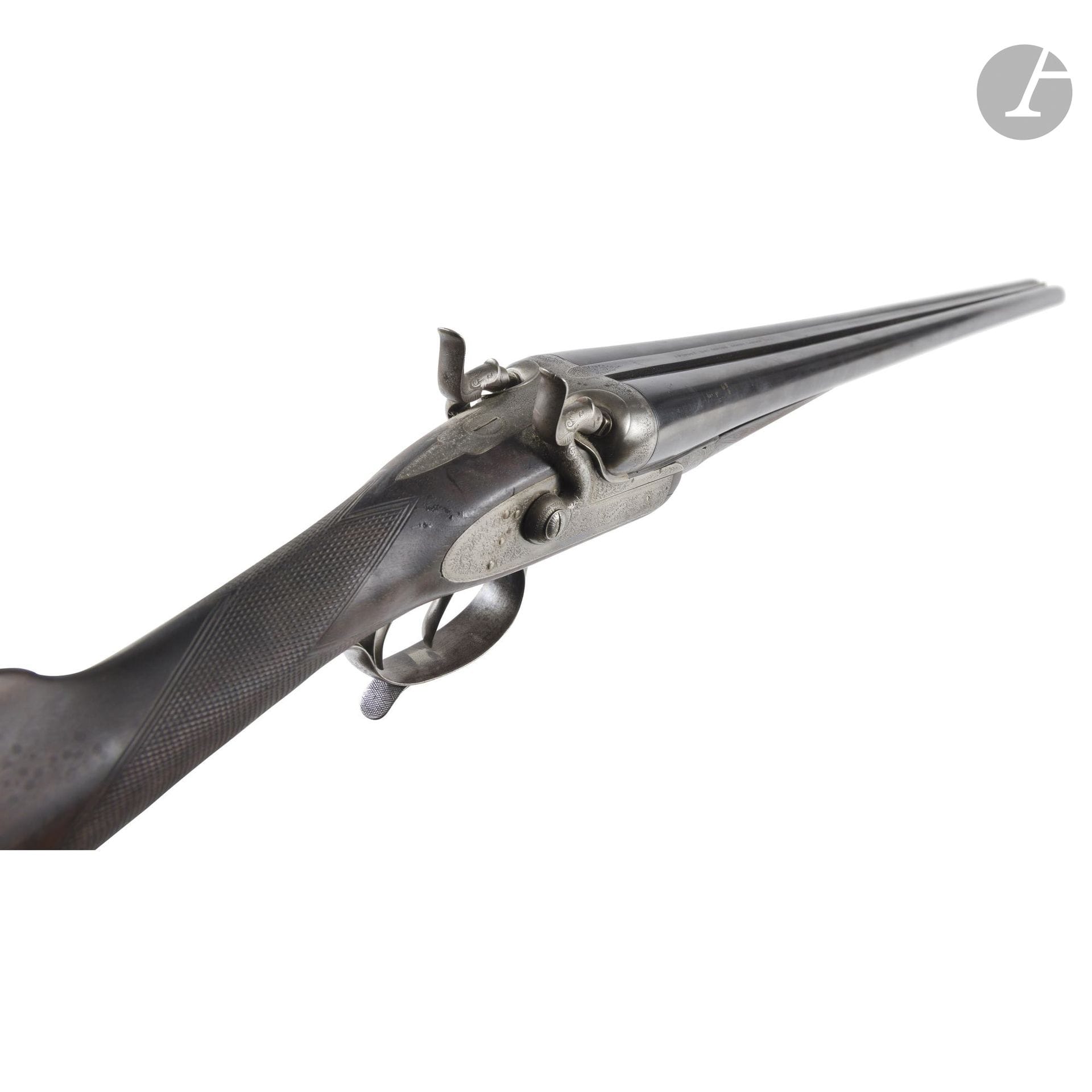 Purdey hunting shotgun, double-barreled, centerfire, external hammers, 12-65 caliber, extractor.
71 cm side-by-side barrels, bronzed, marked on the band “J.PURDEY 314 ½ OXFORD STREET LONDON S.W.1.”
Front hammers marked “PURDEY,” round-bodied hammers, breech tail engraved “PATENT.” Trigger guard with engraved tilting lever.
Trigger guard tail numbered “9791” (circa 1876).
36.5 cm stock in beautiful marbled walnut, partially checkered with a gilt brass inlay.
Total length: 113.5 cm
Mirror-finished interior.
B.E.
With its brown leather-covered case, lined with red felt, featuring a PURDEY label.
