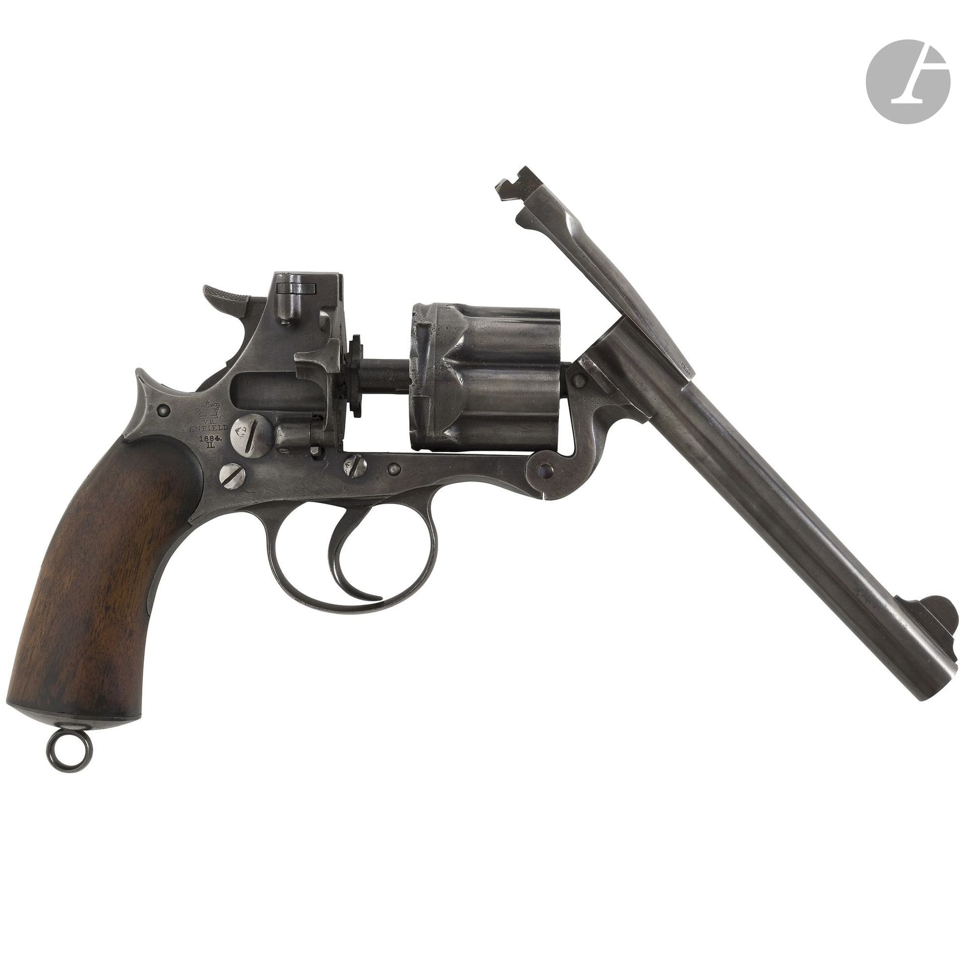 Revolver Enfield Mark 2, six coups, calibre 476, double action.
Canon rond, carcasse fermée, ouvrante. Barillet alvéolé avec extracteur collectif. Marquage « VR ENFIELD 1884 II ». Crosse en noyer. Calotte poinçonnée au broad arrow.
Finition bronzée patinée. Rayures présentes.
Longueur du canon : 14,6 cm - Longueur totale : 30 cm
A.B.E.
N°A731.