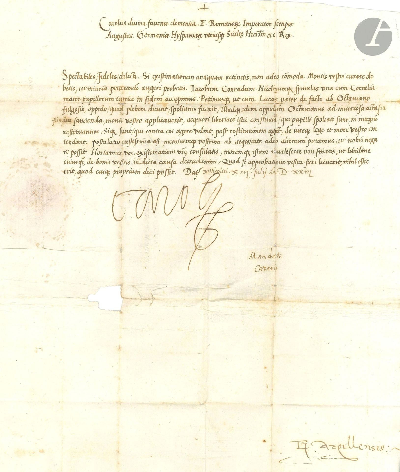 CHARLES QUINT (1500-1558). L.S. «Carolus», Valladolid 14 juillet 1523, aux administrateurs de la banque de l’Office de San Giorgio; contresignée par G. Argellensis; 1page in-fol., adresse au dos avec sceau aux armes sous papier (petit trou sans toucher le texte); en latin.

Protestation contre les méthodes de la banque de Gênes.
[Fondé en 1407, l’Office de Saint-Georges, destiné à soutenir les entreprises maritimes de Gênes, devint une des grandes banques d’Europe, prêtant notamment de fortes sommes à Charles Quint. Pour garantir ses prêts, l’Office réclamait un droit d’hypothèque sur des territoires, qu’elle n’hésitait pas ensuite à saisir.]
L’Empereur prévient les administrateurs, s’ils tiennent à leur réputation, qu’ils ne devraient pas défendre les intérêts de leur banque au point de cautionner la spoliation injuste de particuliers: «Si existimationem antiquam retinctis, non adeo commoda Montis vestri curare debetis, ut injuria privatorum augeri probetis». Il a pris sous sa protection Jacques, Conrad et Nicolas Spinola, ainsi que leur mère Cornelia, tutrice de ces mineurs. Il demande que ces pupilles spoliés soient pleinement rétablis dans leurs droits, alors que leur père Lucas a été dépouillé par la force, par Octaviano Fulgosio, de la ville dite Pieve, qu’Octaviano a par la suite annexée à la banque pour consolider ses agissements illégitimes: «Iacobum Conradum Nicolinumque Spinulas una cum Cornelia matre pupillorum tutrice in fidem accepimus. Petimusque ut cum Lucas pater de facto ab Octaviano Fulgosio oppido, quod plebem dicunt, spoliatus fuerit, illudque idem oppidum Octavianus ad injuriosa acta sua firmius sancienda, monti vestro applicaverit, acquiori libertate istic constituta, qui pupilli spoliati sunt, in integrum restituantur». Une fois la restitution effectuée, on pourra toujours plaider, selon les lois, statuts et coutumes. L’Empereur considère que cette demande est des plus justes, et relève de l’équité, et il exhorte les administrateurs à préserver leur réputation et à ne pas laisser s’instaurer un précédent permettant à quiconque, par pur caprice, de déposséder quiconque de ses biens: «Hortamur vos, existimationi vostre consulatis, moremque istum revalescere non sinatis, ut libidine cujusque de bonis vestris in dicta causa detrudamimi. Quod si approbatione vestra fieri licuerit, nihil istic erit, quod cuique proprium dici possit».