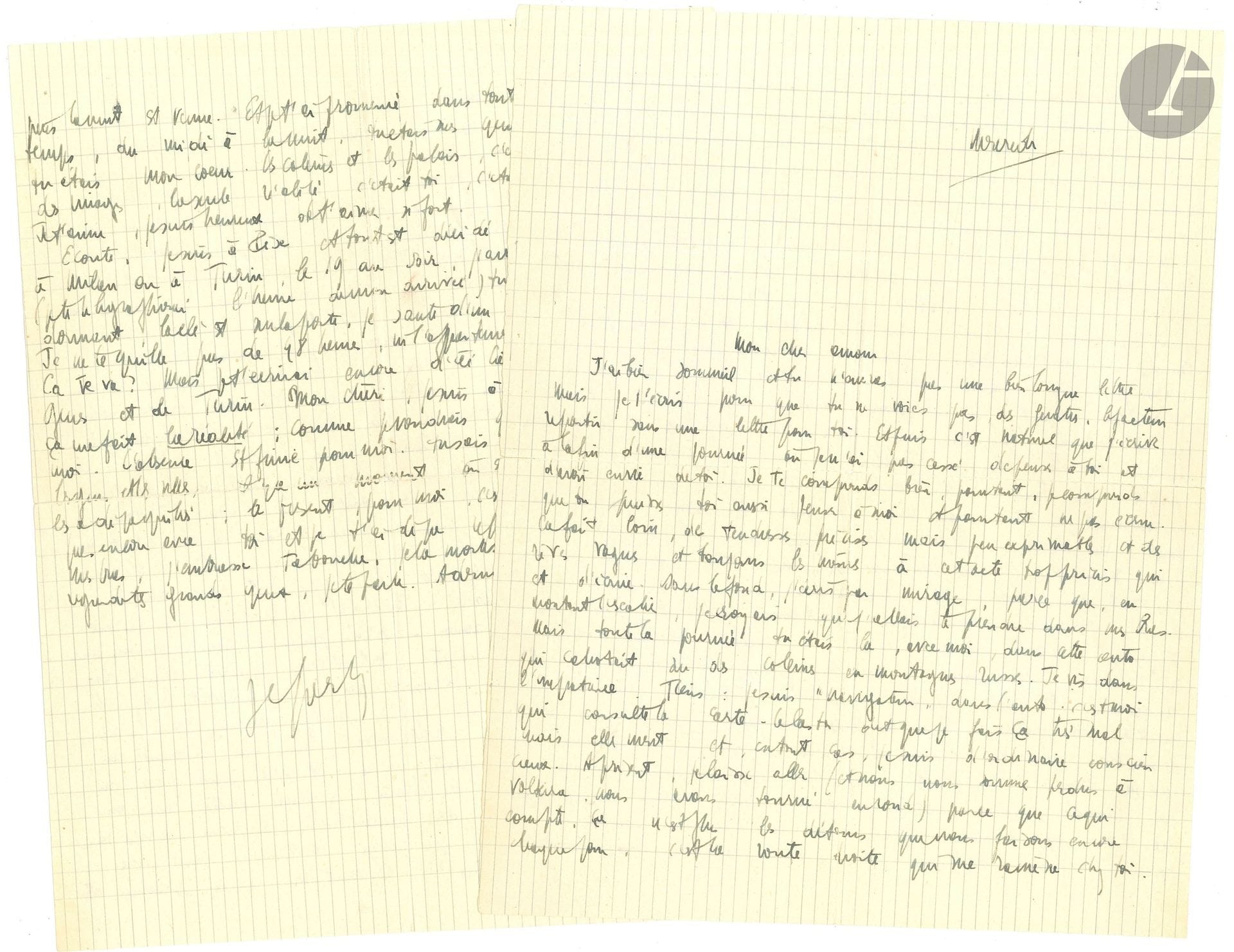 Jean-Paul SARTRE (1905-1980). L.A.S., [Pise 19543?], à sa maîtresse Évelyne Rey; 4pages in-4.

Lettre d’amour passionné à la jeune comédienne Évelyne Rey, devenue sa maîtresse.
La jeune et belle comédienne Éveline Lanzmann, dite Évelyne Rey (1930-1966), jouera dans les reprises de Huis clos en 1953 et 1956, et créera le rôle de Johanna des Sequestrés d’Altona en 1959. Elle était la sœur de Claude Lanzmann, lui-même amant de Simone de Beauvoir. Sartre est alors en voyage en Italie en compagnie de Simone de Beauvoir.
«Mon cher amour. J’ai bien sommeil et tu n’auras pas une bien longue lettre, mais je l’écris pour que tu ne voies pas, des fenêtres, le facteur repartir sans une lettre pour toi. Et puis c’est naturel que j’écrive à la fin d’une journée où je n’ai pas cessé de penser à toi et d’avoir envie de toi. […] Dans le fond, j’écris par mirage, parce que, en montant l’escalier, je croyais que j’allais te prendre dans mes bras. Mais toute la journée, tu étais là, avec moi, dans cette auto qui cahotait sur des collines en montagnes russes. Je vis dans l’impatience. […] Je suis amoureux de toi. Très fort. […] dès que je sens que tu m’aimes, je n’ai plus aucun scrupule à m’avouer que je t’adore. Je sens bien que je suis plus ombrageux avec toi qu’avec n’importe qui: ça veut dire d’abord que je t’aime; que tu es la seule que j’aie envie. Et puis c’est ta jeunesse et ta sacrée beauté: comme ce sont des biens que je ne devrais plus avoir, comme je n’ai plus l’âge d’avoir l’amour d’une fille très belle et très jeune, je suis plus exigeant: si cet amour n’est pas de la passion, s’il ne va pas à l’extrême, je me sens misérable, profiteur et je m’accuse de me contenter de peu (touchant tes sentiments) pour pouvoir profiter de toute cette beauté et cette jeunesse qui normalement ne devrait pas être pour moi. Si tu veux, tes dons physiques me font un devoir de n’accepter que l’amour le plus fort, sinon je me tiens pour un vieillard infâme. Si tu ne m’aimes pas plus que tout au monde et spontanément, je profite de toi lâchement ou alors je me résigne (tout aussi lâchement) pour ne plus te perdre, de toute façon je suis à exécuter comme un chien et sur l’heure. Et quand je sens ça, je me cuirasse de honte et fureur. Toi qui es aussi orgueilleuse que moi, tu peux surement le comprendre: tu es trop belle, trop jeune, trop intelligente et trop désirable pour que je puisse rien te passer. […] On est orgueilleux comme des poux tous les deux mais j’ai l’impression qu’on a dépassé ensemble l’orgueil. Et qu’on seratout simples à présent. […] A présent, je n’ai plus envie de rien que de tes bras, d’être près de toi, de t’embrasser et de te parler. Quand tu m’aimes, je ne me sens plus ni vieux ni jeune, je ne me sens plus du tout, je ne sens plus que toi; tu dis que ton amour est une chaleur sèche et tu dois avoir raison mais je le sens comme de la tendresse. […] Je sens une douceur forte entre nous. Mon chéri, nous allons être heureux».
Puis il évoque son voyage en Toscane: «J’étais sur des collines, entre des vignes et des oliviers. La terre était un drôle d’argile sec et blanchâtre, par grosses mottes, les oliviers c’étaient des fumées, il y avait des cyprès tout noirs sur les échinesdes montagnes, isolés, en massifs, en procession, ça faisait des paysages gris, très doux. Si tu prends le gris comme une espèce de couleur noire d’où sortent tous les verts, tous les bleus, tous les argents. La voiture piquait du nez, ou relevait le nez selon la pente, on traversait des petits bourgs paysans, tous pareils, avec une vue sur des vallonnements gris qui viraient au bleu, des rues sombres en pente raide et une seule place, toujours la même, un bout de terrain en pente, entre trois ou quatre palais austères, des quadrilatères de pierre presque sans fenêtres, la lumière a fini par noyer tout cela dans une vapeur égalisatrice qui ne laissait plus que les volumes puis la nuit est venue. Et je t’ai promenée dans tout ça, tout le temps, du midi à la nuit. Tu étais mes yeux qui voyaient, tu étais mon cœur. Les collines et les palais, c’étaient des apparences, des mirages, la seule réalité c’était toi, c’était notre vie future. Je t’aime, je suis heureux de t’aimer si fort». Il est à Pise, et va rentrer dans sept jours à Paris: «L’absence est finie pour moi. Tu sais, quand on quitte les gens, et les villes, et qu’un moment on est encore là et où on les a déjà quittés; à présent pour moi c’est le contraire, je ne suis pas encore avec toi et je t’ai déjà rejointe. Je te prends dans mes bras, j’embrasse ta bouche, je la mords, je te serre fort, je regarde tes grands yeux, je te parle, à demain, mon amour!»