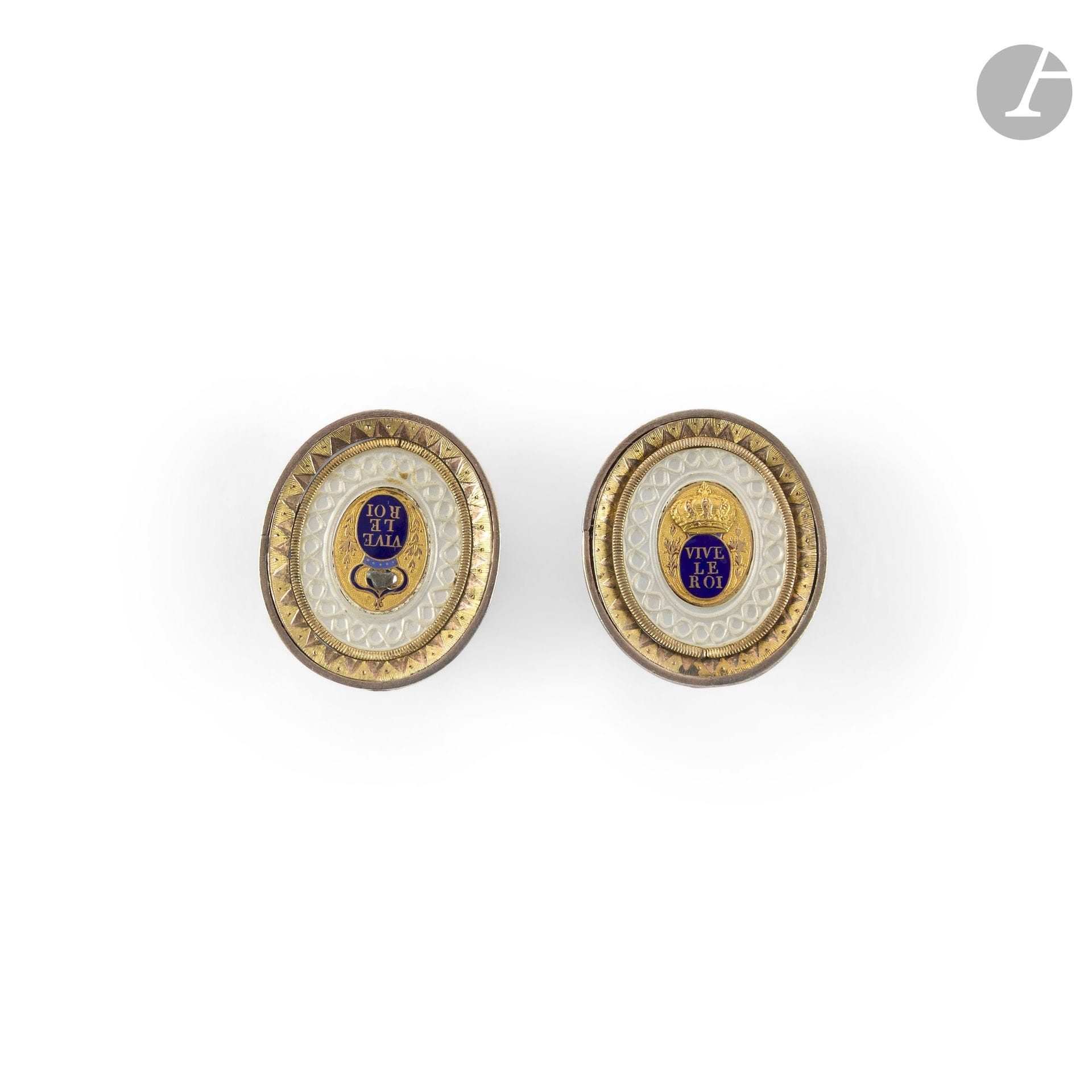 A pair of oval metal buttons with a pearlescent, guilloché finish; the center is adorned with a blue enamel medallion bearing the inscription “vive le roi” in gold letters, surmounted by a crown and framed by laurel leaves. Dated to the first half of the 19th century. Dimensions: approximately 2.2 x 1.7 cm (damaged)
