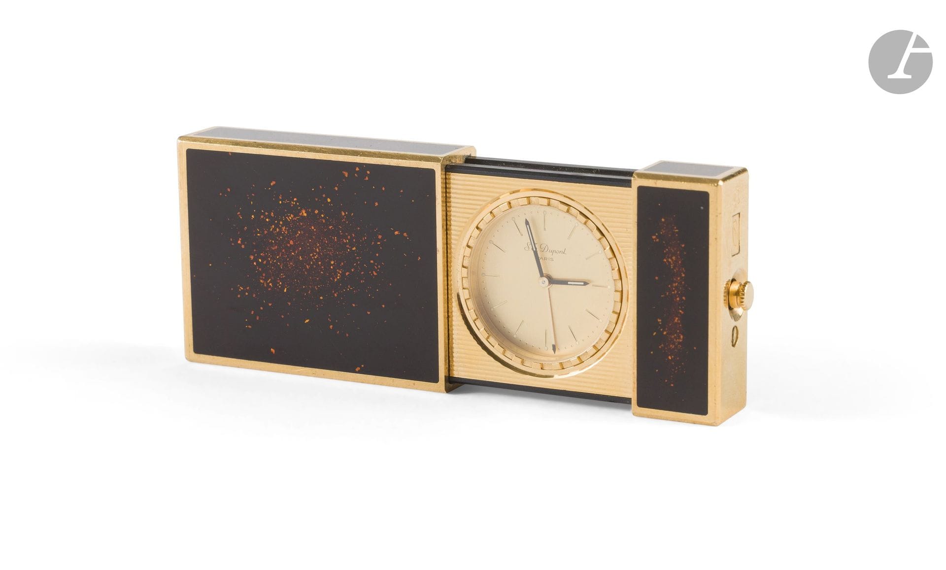 DUPONT - Réveil de voyage en forme de briquet, en métal doré et laque marron coulissant. Cadran rond index bâtons et aiguilles luminescentes, mouvement à quartz, lunette tournante permettant le réglage du réveil.  3,6 x 6,2 à 9,2 x 1,1 cm
A réviser