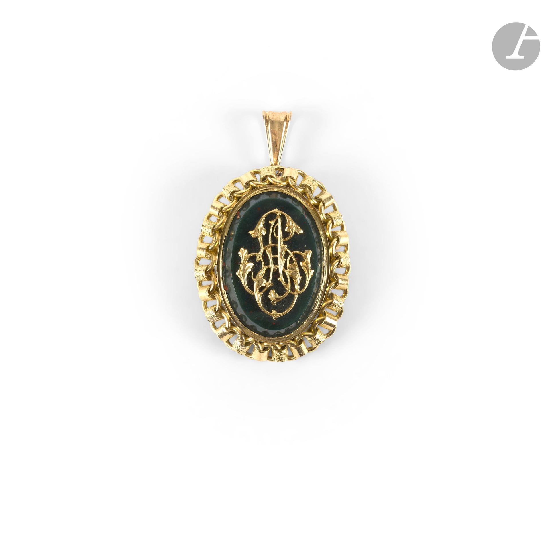 Oval brooch-pendant in 18K (750) and 14K (585) gold, adorned with a bloodstone featuring a gilded leaf-motif monogram; the setting is embellished with intertwined links. Dimensions: approximately 3 x 4 cm. Gross weight: 15.5 g (scratches, scuffs)