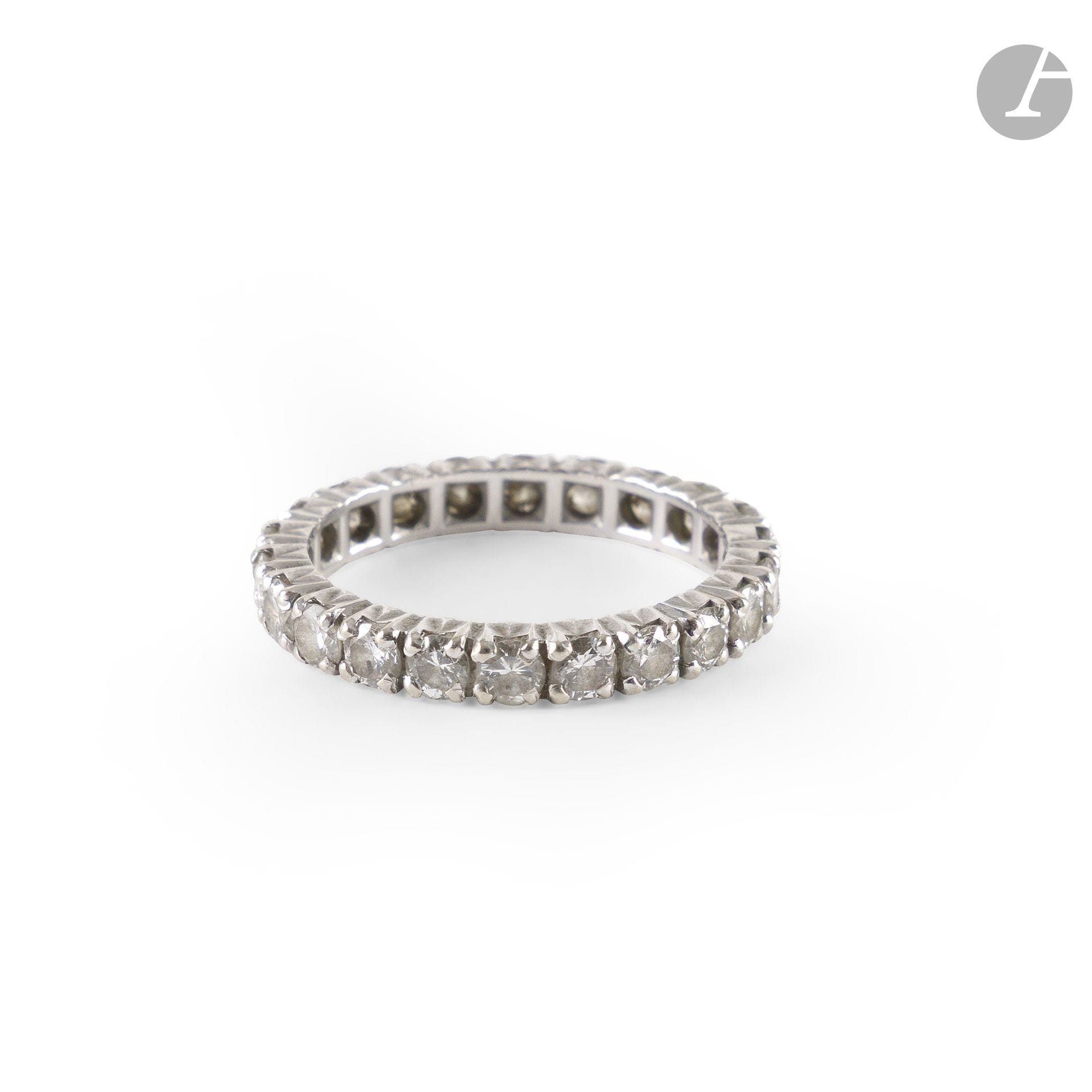 American wedding band in 18K white gold (750), entirely set with round brilliant-cut diamonds. Ring size: 51/52. Gross weight: 2.5 g (approximate)