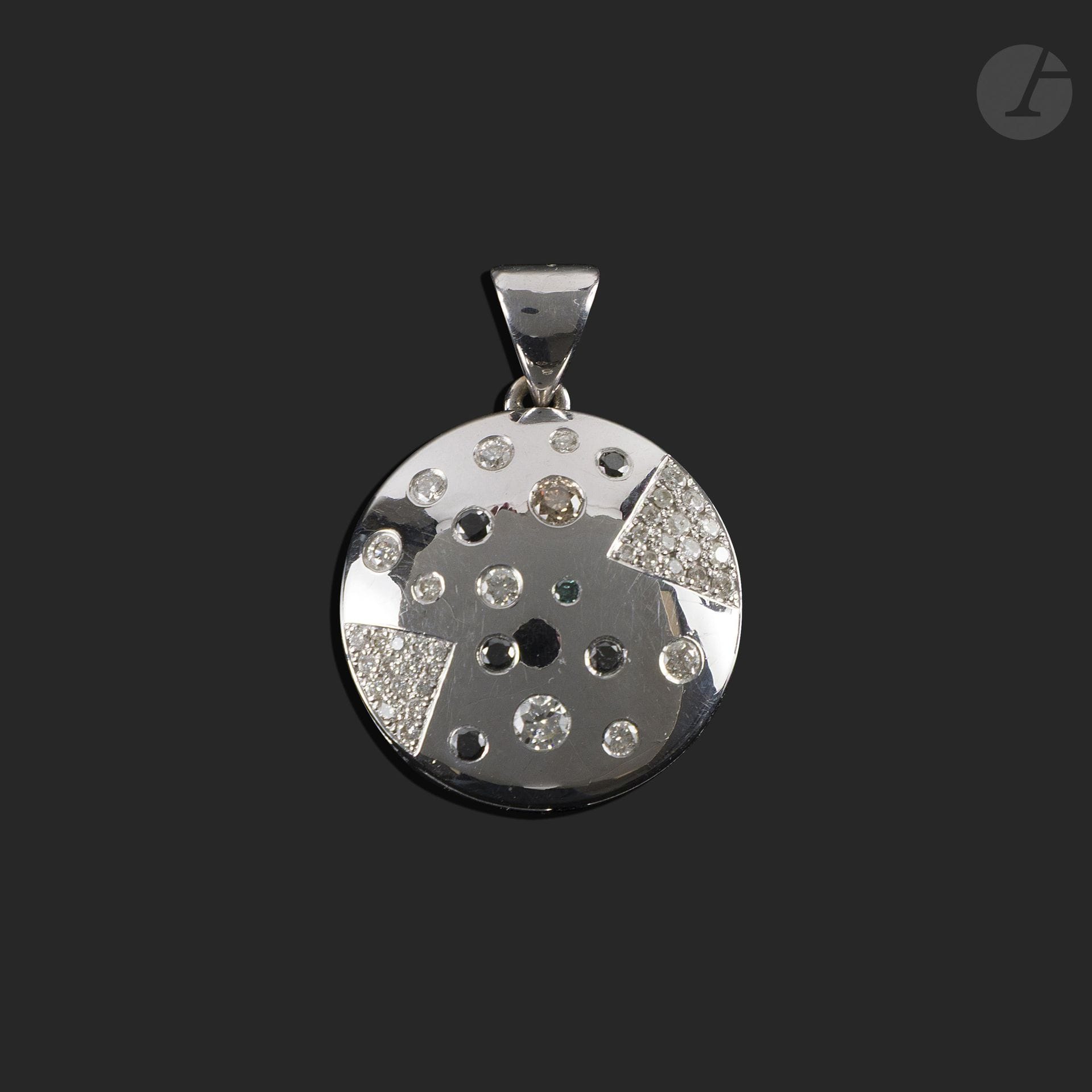 Pendentif rond en or gris 18K (750), serti de diamants ronds de taille brillant de diverses couleurs. Diamètre : 2,2 cm environ. Poids brut : 13,2 g (rayures, microchocs)