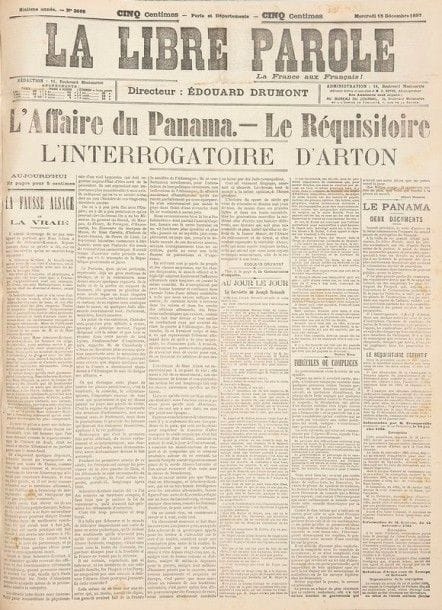 [DRUMONT (Édouard)]. La Libre Parole. La France aux français. Paris, 20 avril 1892-31 décembre 1897. — 11 volumes in-plano, demi-parchemin blanc, dos lisse (reliure de l’époque).

TRÈS RARE ENSEMBLE DES 6 PREMIÈRES ANNÉES DE LA LIBRE PAROLE, journal politique fondé par le journaliste et polémiste Édouard Drumont (1844-1917).
Il s’agit d’un journal d’opinion ouvertement antisémite. Drumont l’utilisa pour développer sa campagne contre les Juifs, dénoncer les nombreux scandales financiers et pour continuellement attaquer les gouvernements et les parlementaires. C’est Drumont notamment qui révéla dans ce journal le scandale politico-financier de l’affaire du canal de Panama, grâce notamment à des documents confidentiels qu’il avait reçus de Reinach. Mais le quotidien connut surtout le succès avec l’affaire Dreyfus qu’il rendit publique en novembre 1894.
Cet ensemble contient les 2082 premiers numéros ; le journal parut jusqu’en juin 1924.
Exemplaire non collationné en détail. Les numéros sont très bien conservés, les premiers et derniers de chaque volumes présentent des rousseurs. Certains numéros ont été réparés. 
On joint :
- La Gazette de France. Édition de province. S.l., Jeudi 1er mai 1834-jeudi 30 avril 1835. - Fort in- folio, demi-parchemin à coins de l’époque.