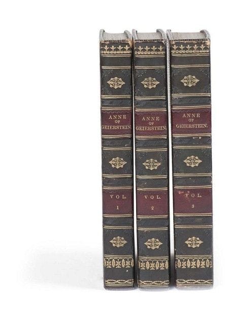 SCOTT (Walter). Anne of Geierstein ; or, the Maiden of the Mist. Edinburgh : Cadell and Co ; London : Simpkin and Marshall, 1829.
— 3 volumes in- 8, (1 f.), 336  pp.  ; (1 f.), 346  pp.  ; (1 f.), 381  pp.  Veau bleu nuit maroquiné, roulette dorée en encadrement sur les plats, dos à faux nerfs orné de motifs dorés et à froid, tranches marbrées (reliure anglaise de l’époque).

Édition originale de l’un des derniers romans historiques de Walter Scott (1771-1832), dont l’action se déroule durant les guerres de Bourgogne de 1474 à 1477.
Bel exemplaire en reliure de l’époque, provenant de la collection du baron Belper.
Quelques frottements aux coiffes, petit accroc à la coiffe supérieure du premier volume, coins légèrement émoussés. Rousseurs.
Provenance : Baron Belper, avec son ex-libris. 
