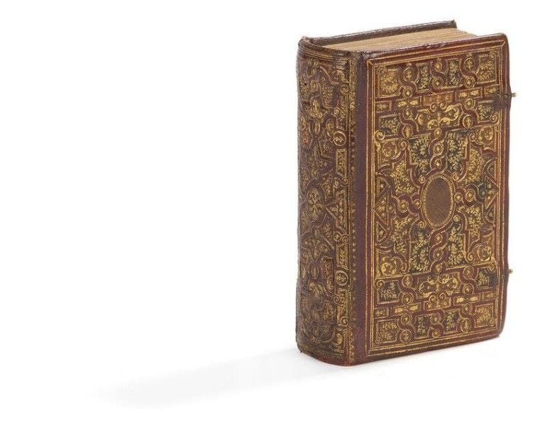 [RELIURE] PAUSANIAS. Pausaniae quinque regionum veteris græciæ descriptio, Romulo Amasæo interprete. Tomus secundus. Lyon : Sébastien Honorat, 1559. — In- 16, 606  pp. , (49  ff.). Maroquin rouge, plats et dos (lisse) orné d’un riche décor à la fanfare formé de compartiments incrustés et mosaïqués de maroquin havane, vert olive et vert foncé, ornés de motifs de feuillage, de volutes, de fleurettes, et soulignés d’un double ou d’un simple filet doré, filet doré sur les coupes, tranches dorées, restes d’attaches (reliure du début du XVIIe siècle).

Second tome seul de la Description de la Grèce du géographe et voyageur de l’Antiquité Pausanias, publiée et traduite du grec en latin par l’humaniste italien Romolo Amaseo (1489-1552). Il contient les livres 6 à 10 concernant successivement l’Élide (seconde partie), l’Achaïe, l’Arcadie, la Béotie et la Phocide.
PRÉCIEUSE RELIURE MOSAÏQUÉE À LA FANFARE DU DÉBUT DU XVIIE SIÈCLE, constituant l’un des rares exemples d’une mosaïque véritable, dont le décor est composé de peaux découpées, ajustées et incrustées à la couvrure qui est elle-même découpée pour recevoir l’incrustation. Chaque incrustation forme un compartiment, ici de maroquin havane, vert olive et vert foncé, orné d’un motif doré (feuillage, volute, fleuron, fleurette, etc.) proposant ainsi un décor foisonnant typique des productions de ce genre au tournant du siècle. Cette technique de l’incrustation fut très rapidement abandonnée en raison notamment de la difficulté de réalisation mais également de la fragilité des reliures.
Ce specimen appartient à un groupe de 6 ouvrages dont 4 ont été étudiés par Paul Culot qui ne connaissait pas celui-ci, tous utilisant la même technique et les mêmes fers, provenant d’un même atelier qui n’a hélas pas été identifié à ce jour. Les cinq autres ouvrages sont : Psalmorum Liber. Prophetae. Anvers, 1569. 2 volumes in- 16 (vente Esmerian, 1972, n° 101, avec reproduction). - Ciceron. Ad Q[uitum] fratrem. Dialogi tres de or