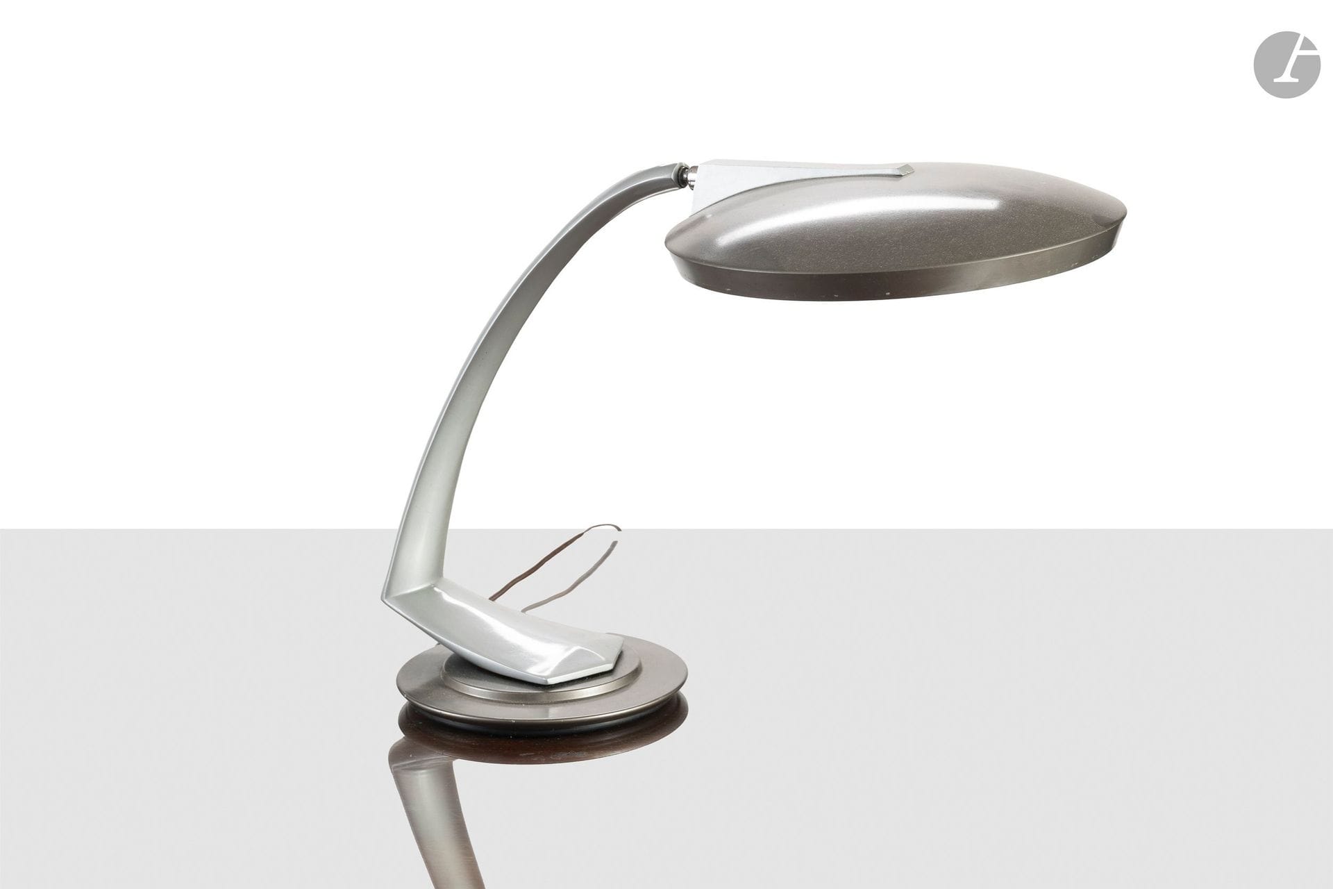 Pedro Martín GARCIA et Luis Pérez DE LA OLIVA pour la maison Fase à Madrid
Lampe de bureau modèle Boomerang 2000. 
Années 1960. 
Marque au revers "Fase". 
H. : 40 cm - L. : 65 cm - L. : 22 cm
(Électrification à revoir, manques).