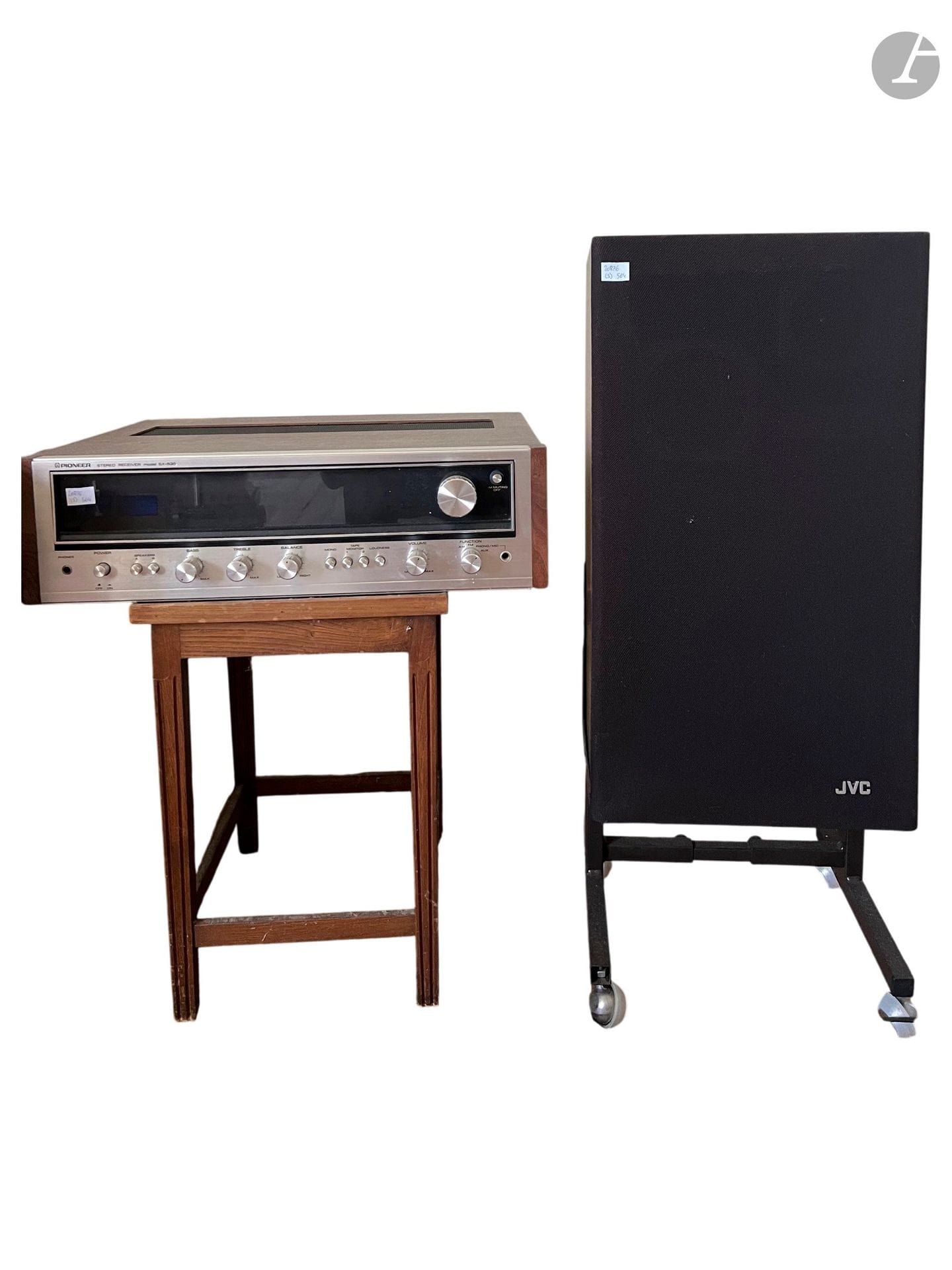 PIONEER et JVC 
Stereo receiver SX-535 et enceintes. 
(Vendu en l'état, fonctionnement non garanti).
