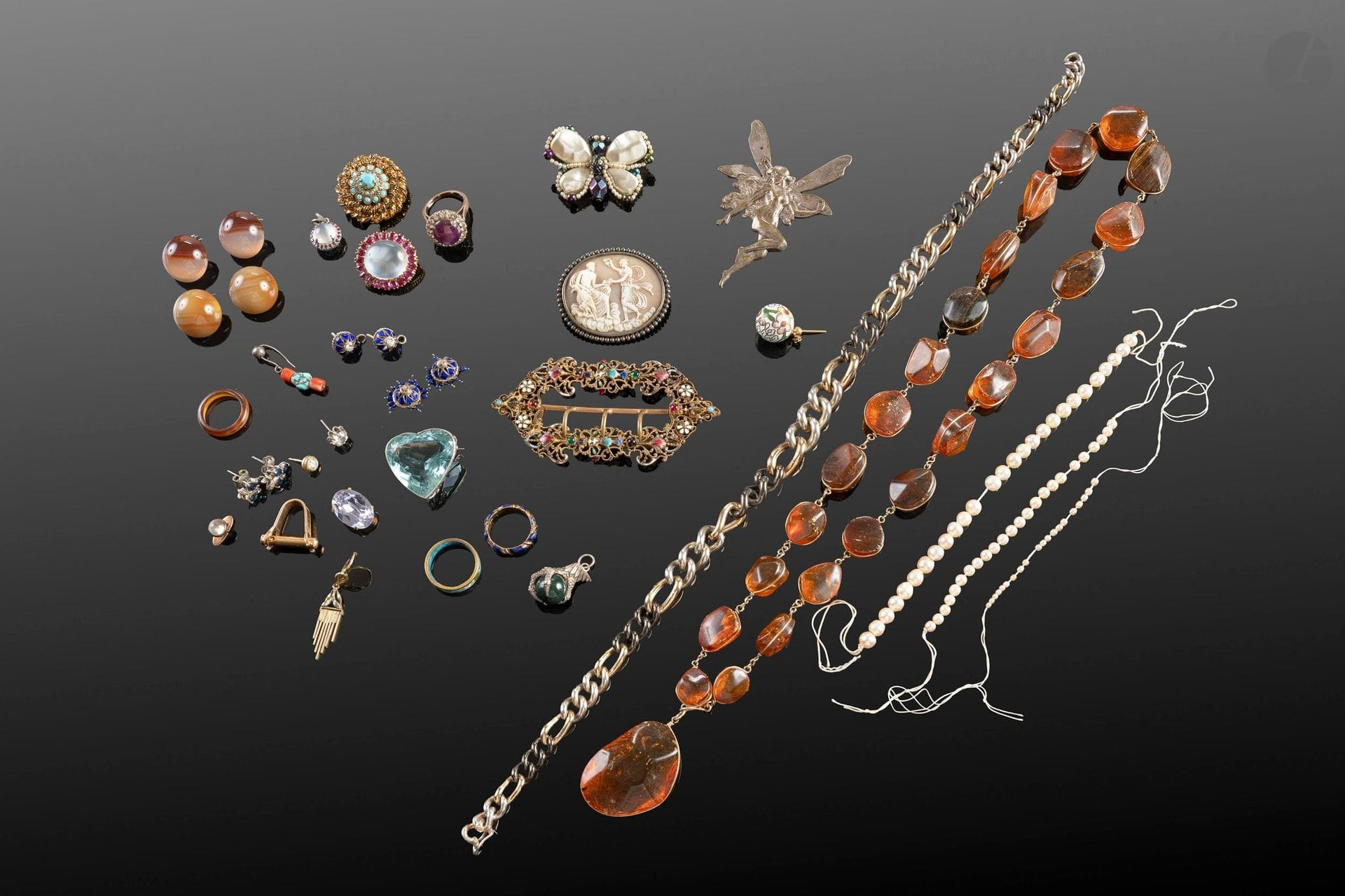 A set of costume jewelry.
(Set sold as-is).