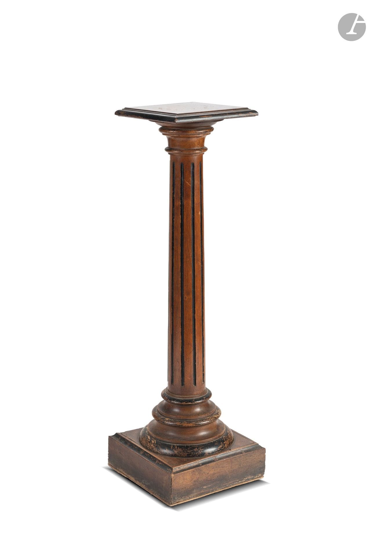 Sellette en gaine en bois mouluré et sculpté. 
XXe siècle.
H. : 115 cm - L. : 36 cm - P. : 36 cm
(Accidents et manques).