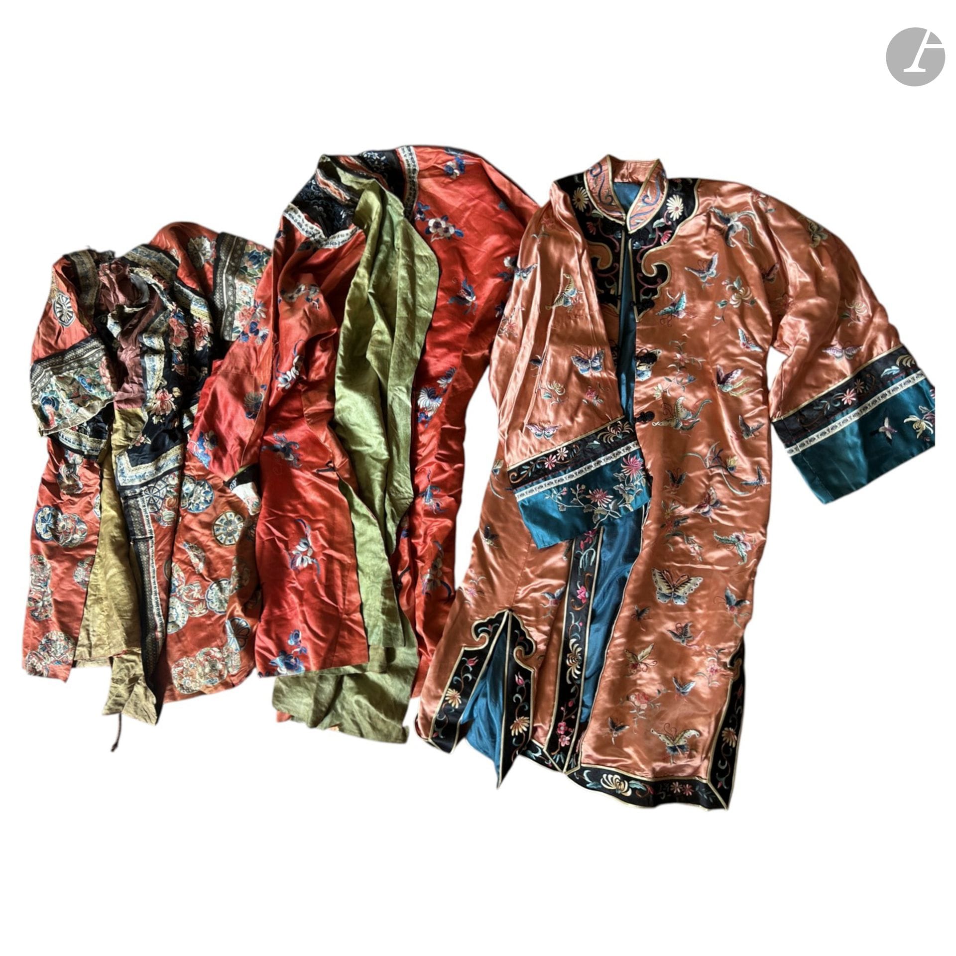 Petit lot de costumes de kimonos, avec un morceau de tissu en soie. 
(Lot vendu en l'état).