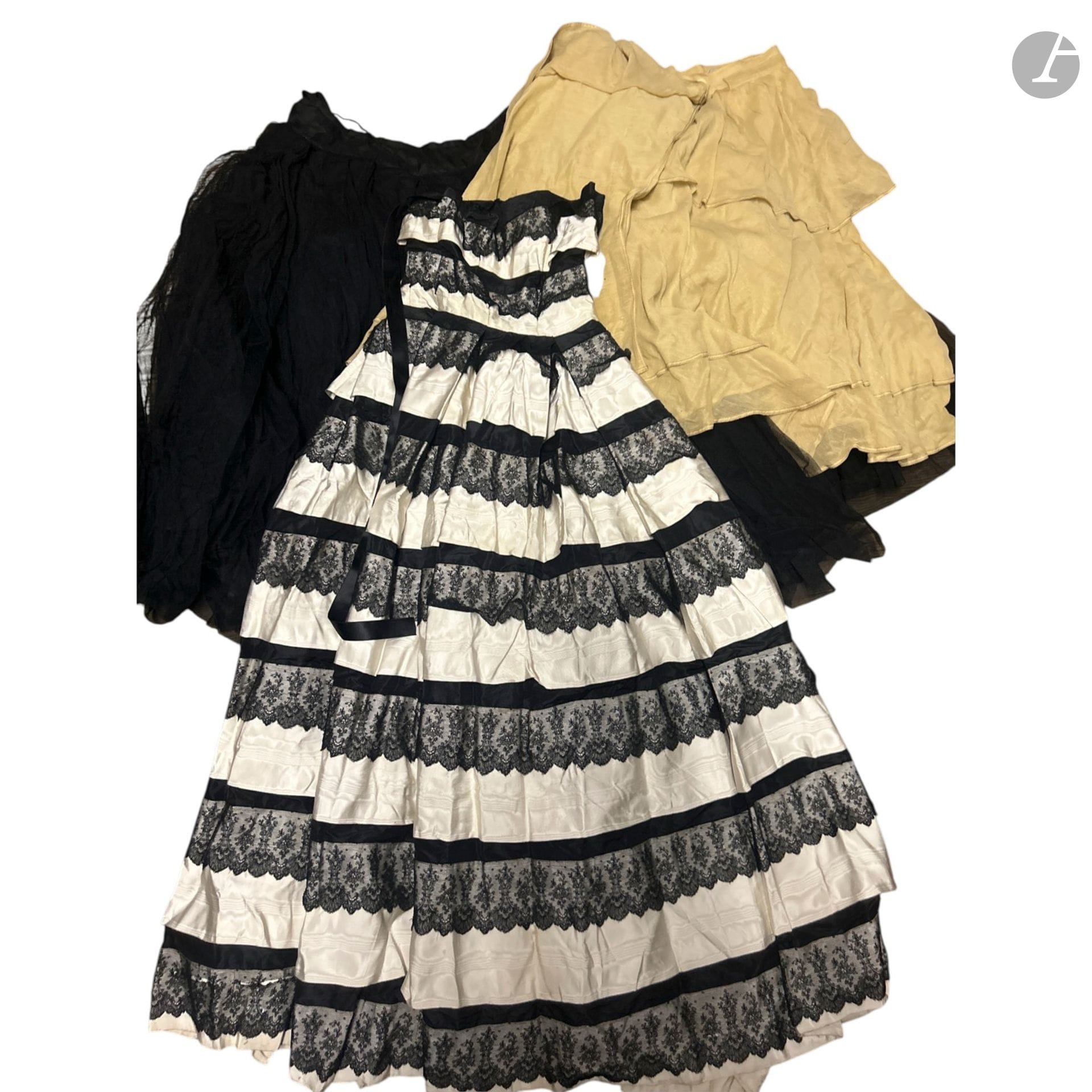 Lot de déguisements et costumes, dont VERSACE et Jean-Paul GAULTIER. 
(Lot vendu en l'état).
